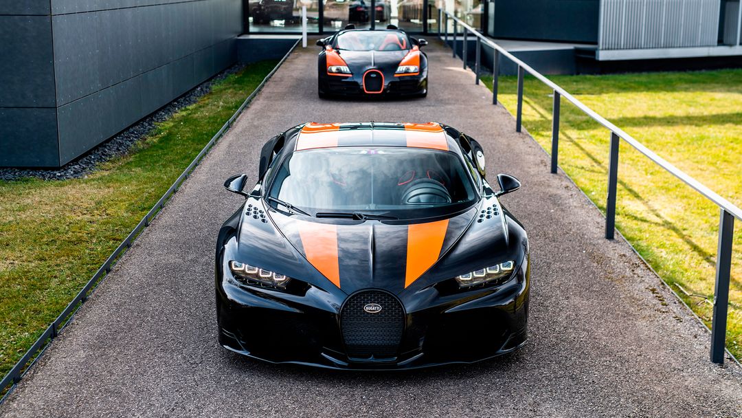 Bugatti Chiron Super Sport 300+ (delante) junto a un Bugatti Veyron 16.4 Grand Sport Vitesse World Record Edition