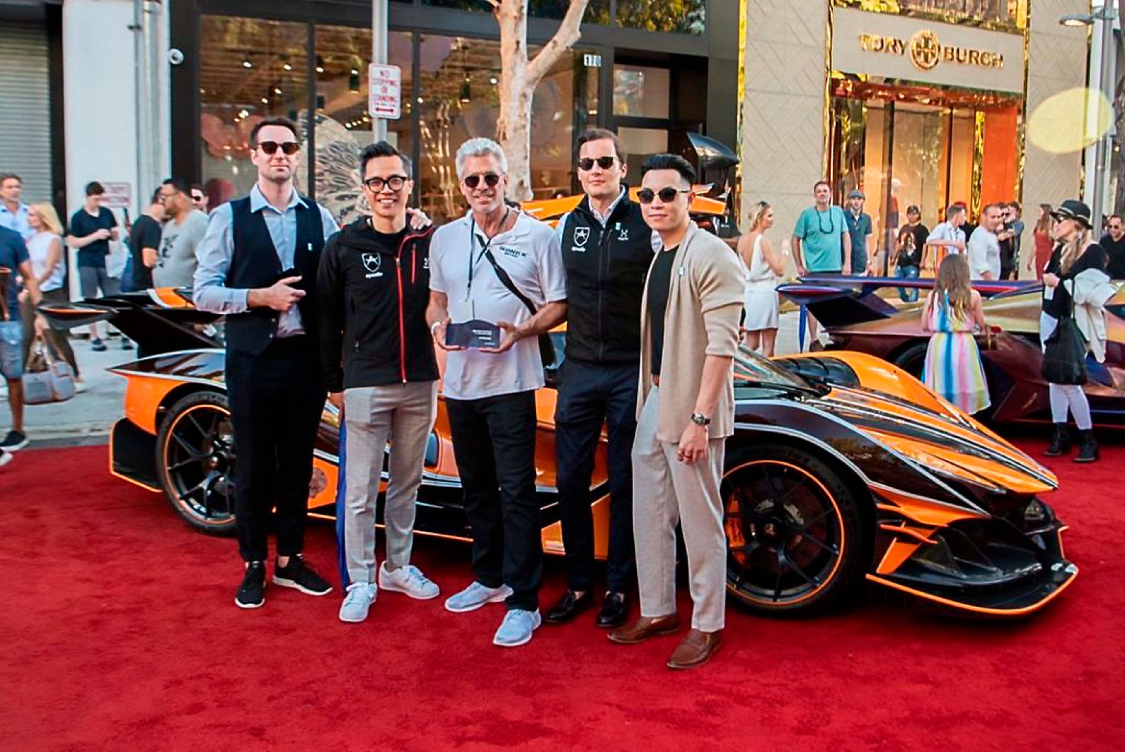 Jowyn Wong (derecha) junto al equipo de Apollo Automobil y el Intensa Emozione, Miami.