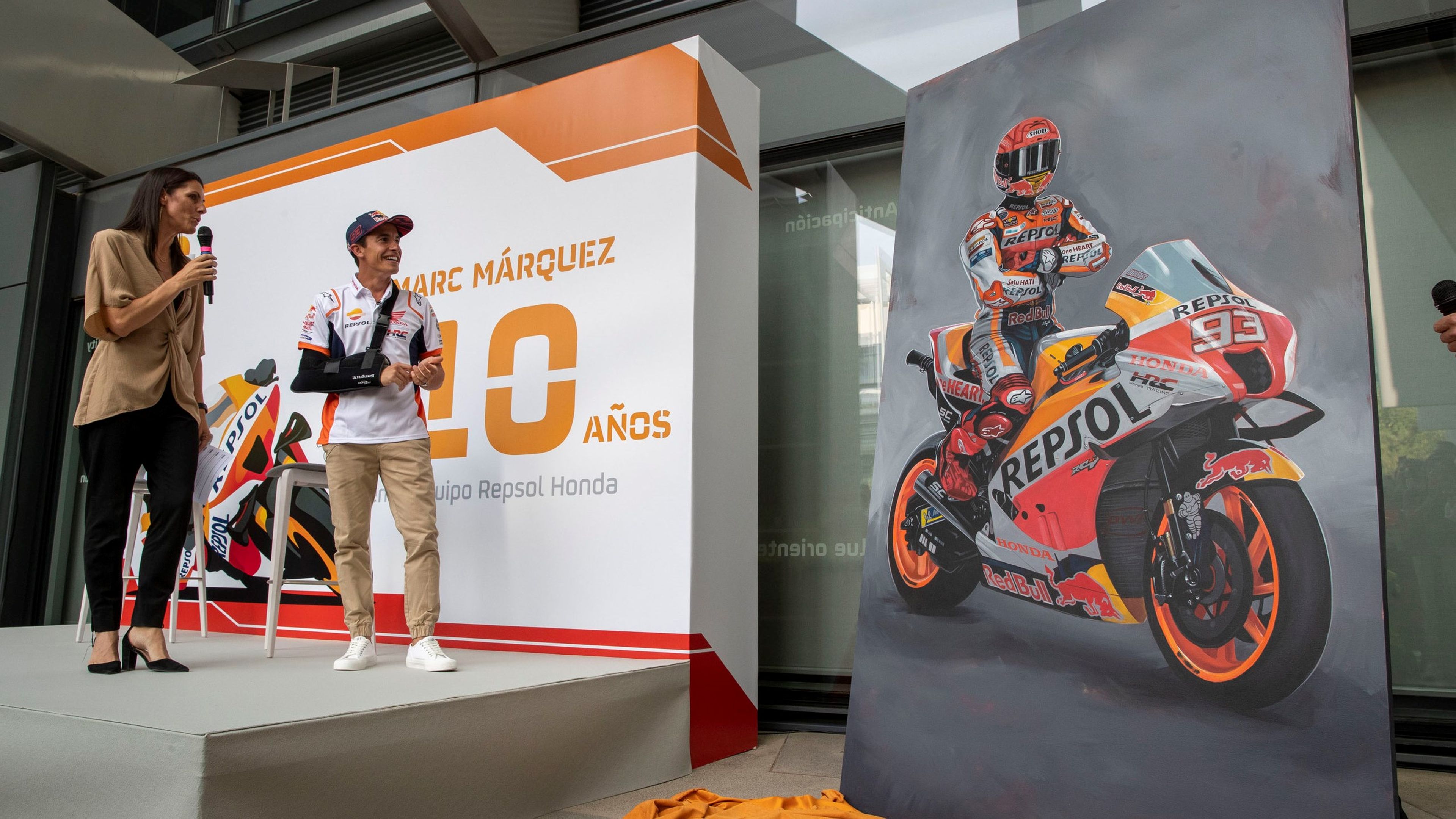 Marc Márquez recibe un cuadro de Manu Campa como regalo por sus 10 años en el equipo Repsol