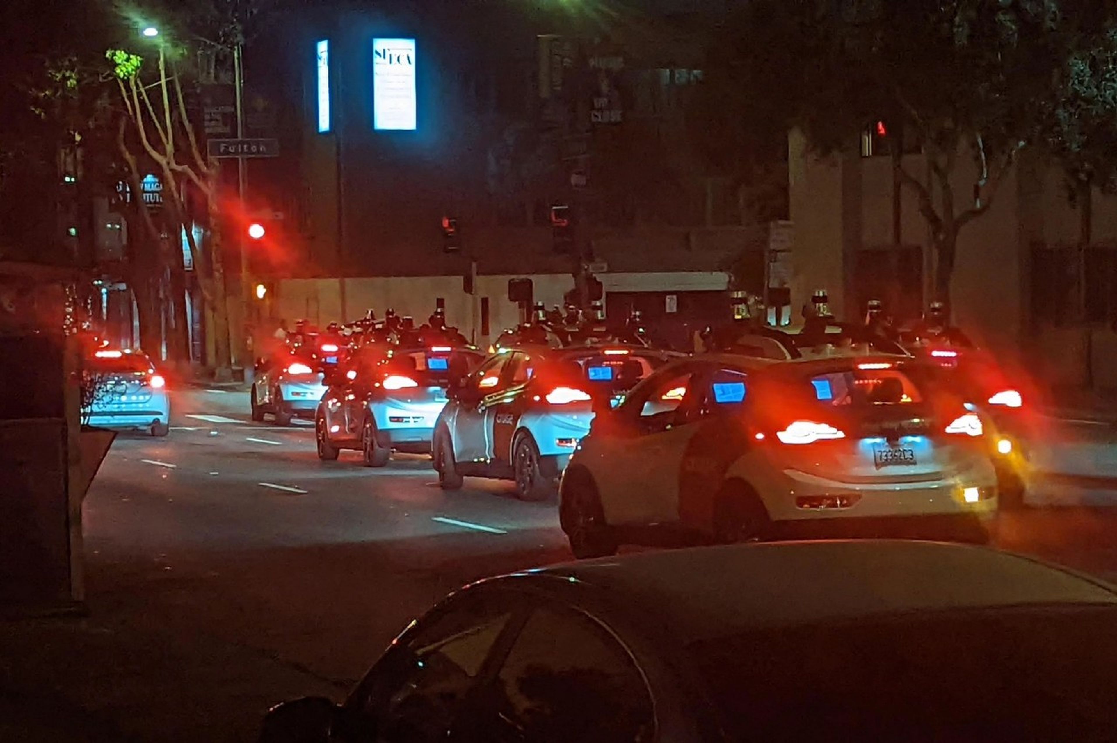 Varios taxis autónomos de Cruise, bloqueando por error una calle de San Francisco en 2022.