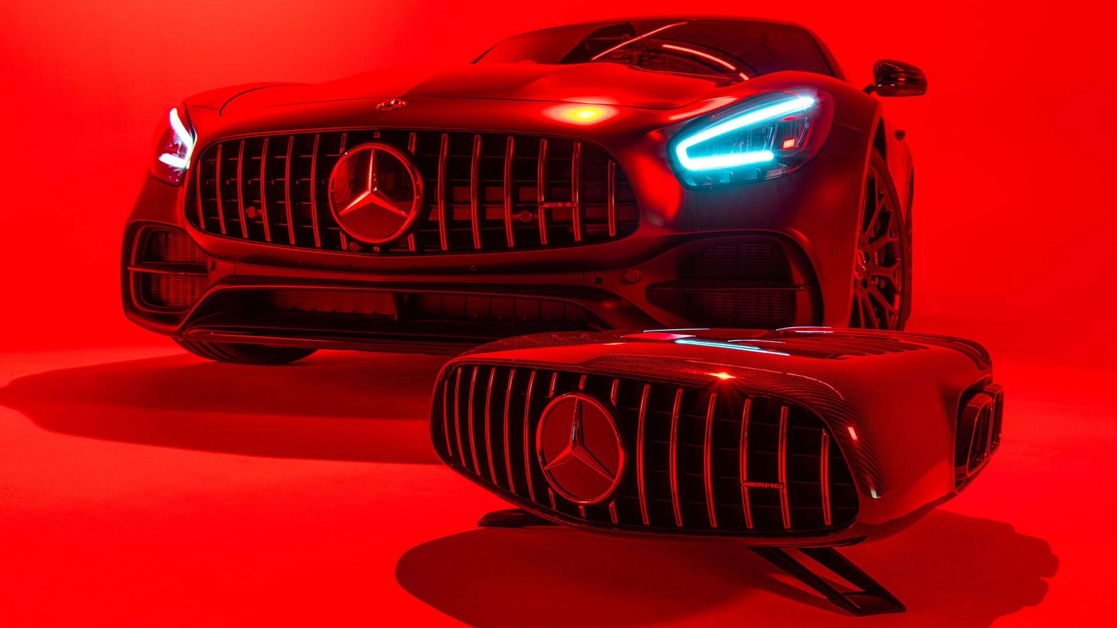 Sistema de sonido con la forma de la parrilla de un Mercedes-AMG GT