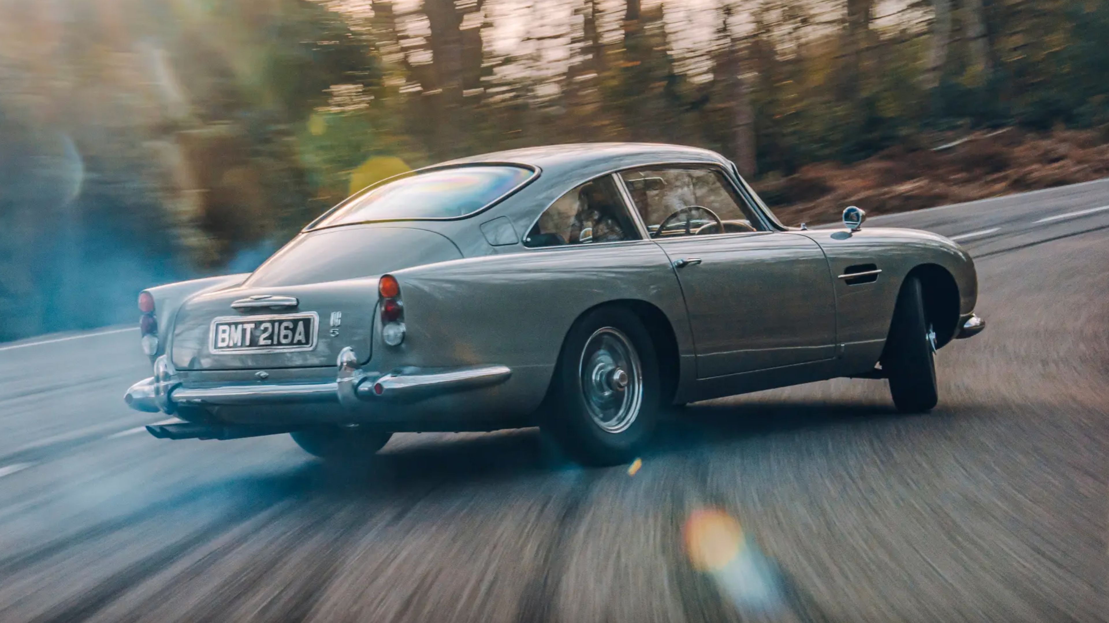 Se subasta uno de los Aston Martin DB5 de 007 en 'Sin Tiempo para Morir'