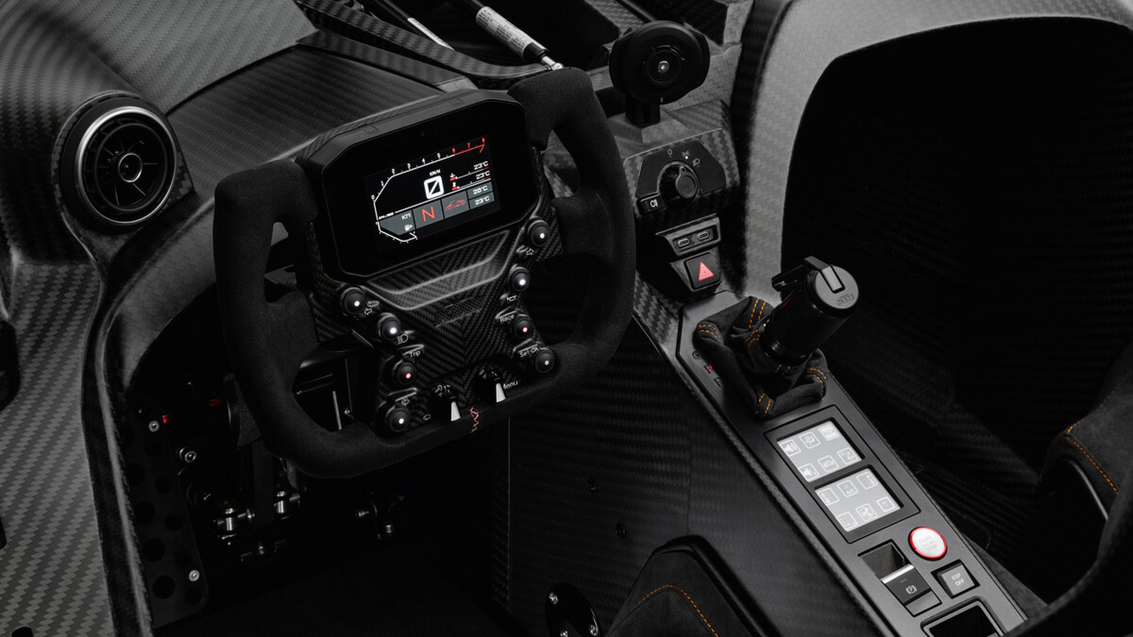 Interior del KTM X-Bow GT-XR 2023 con pantalla led en el volante