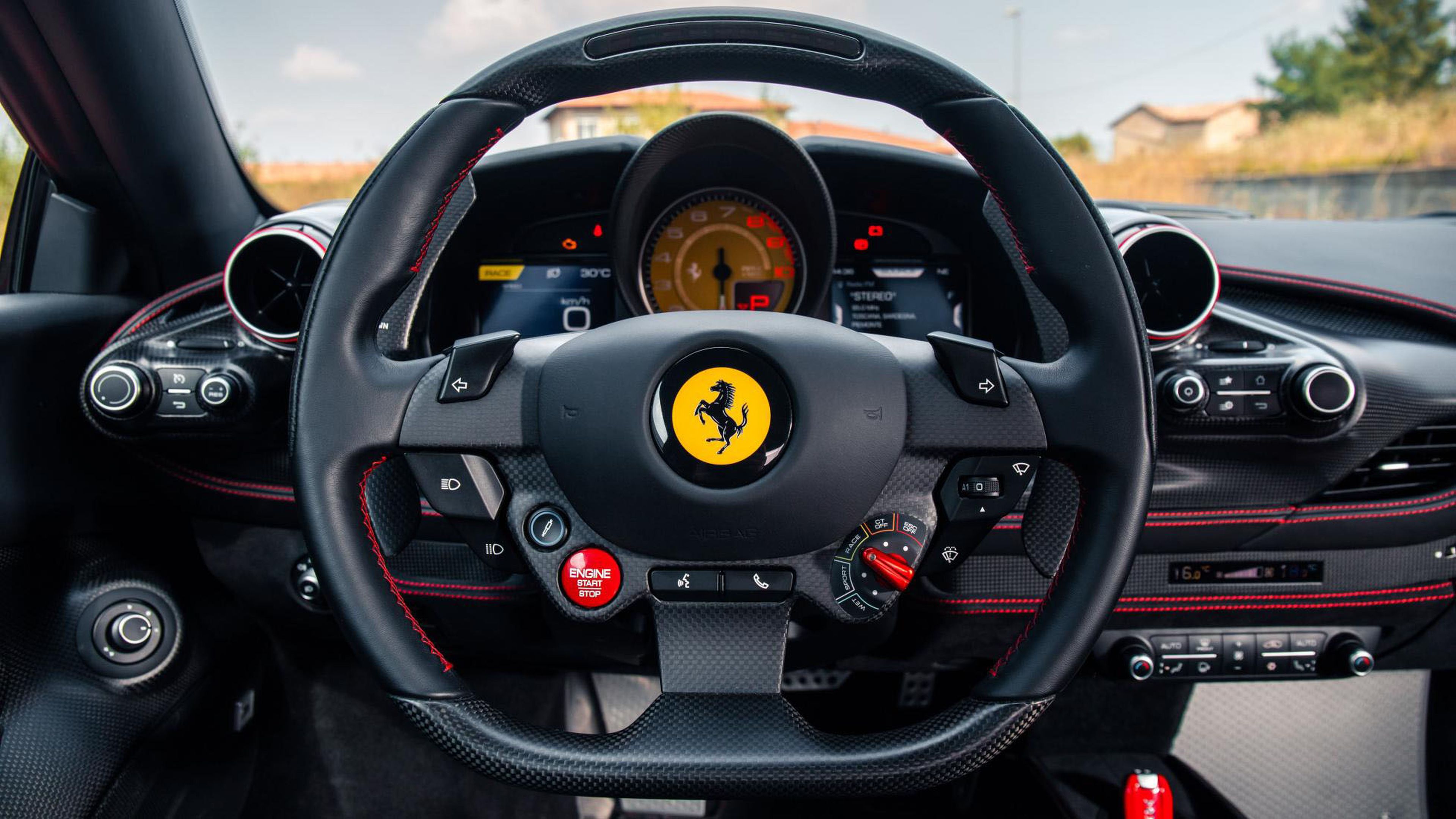 Interior del Ferrari F8 Tributo
