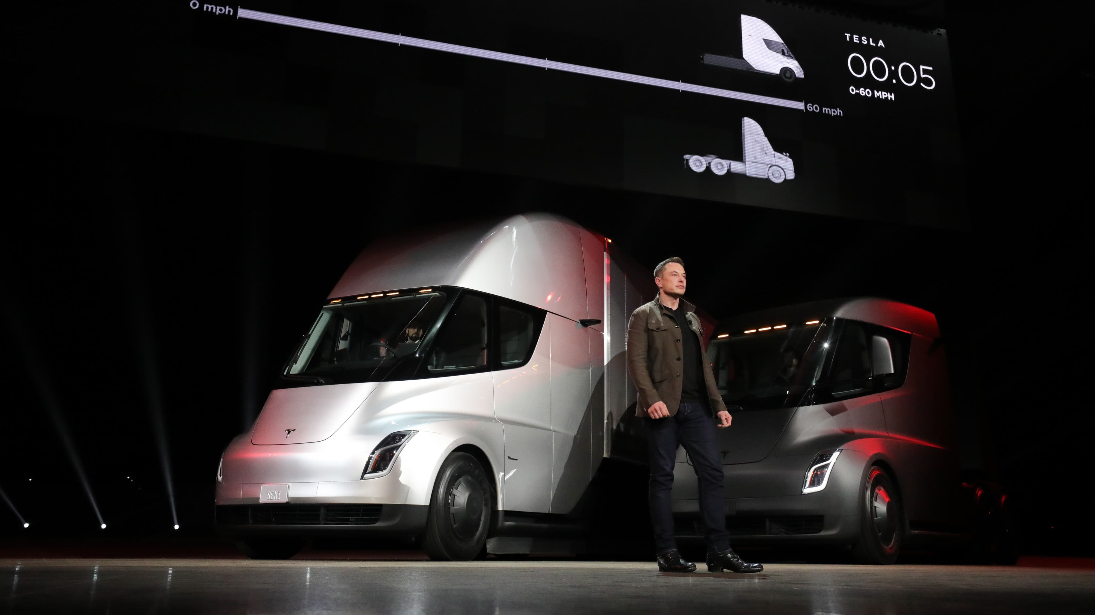 Elon Musk con el Tesla Semi Truck