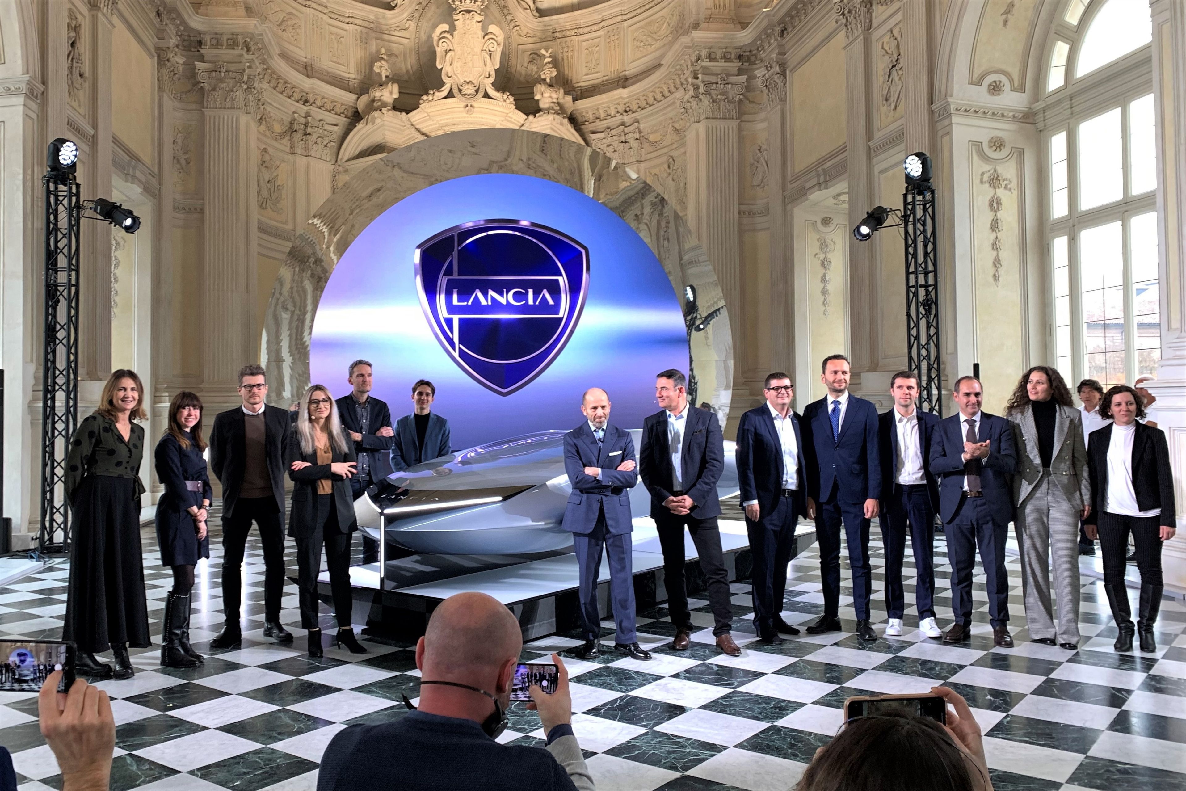 Luca Napolitano y su equipo en el evento del renacimiento de Lancia