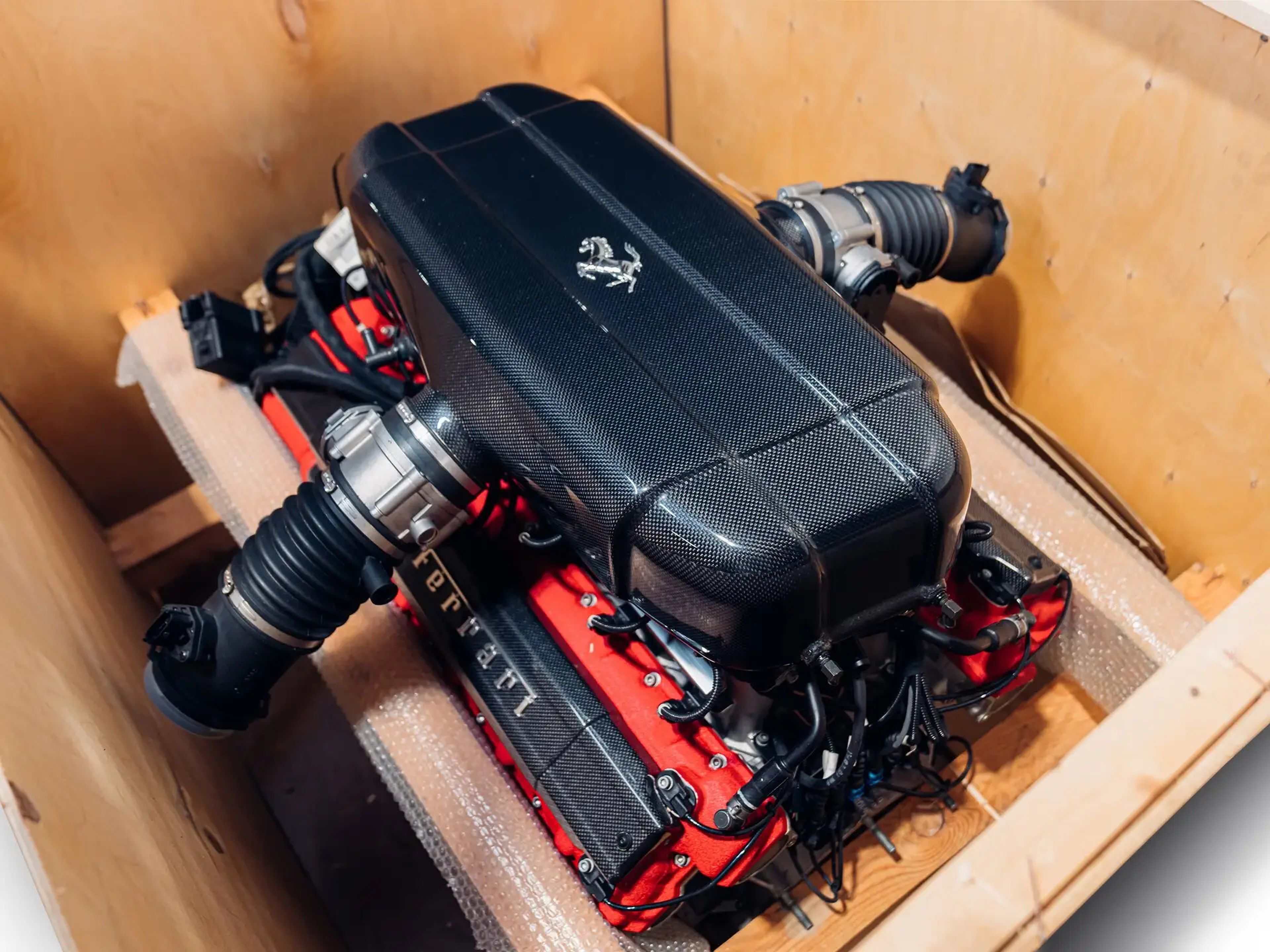 Motor Ferrari Enzo en su caja (2)