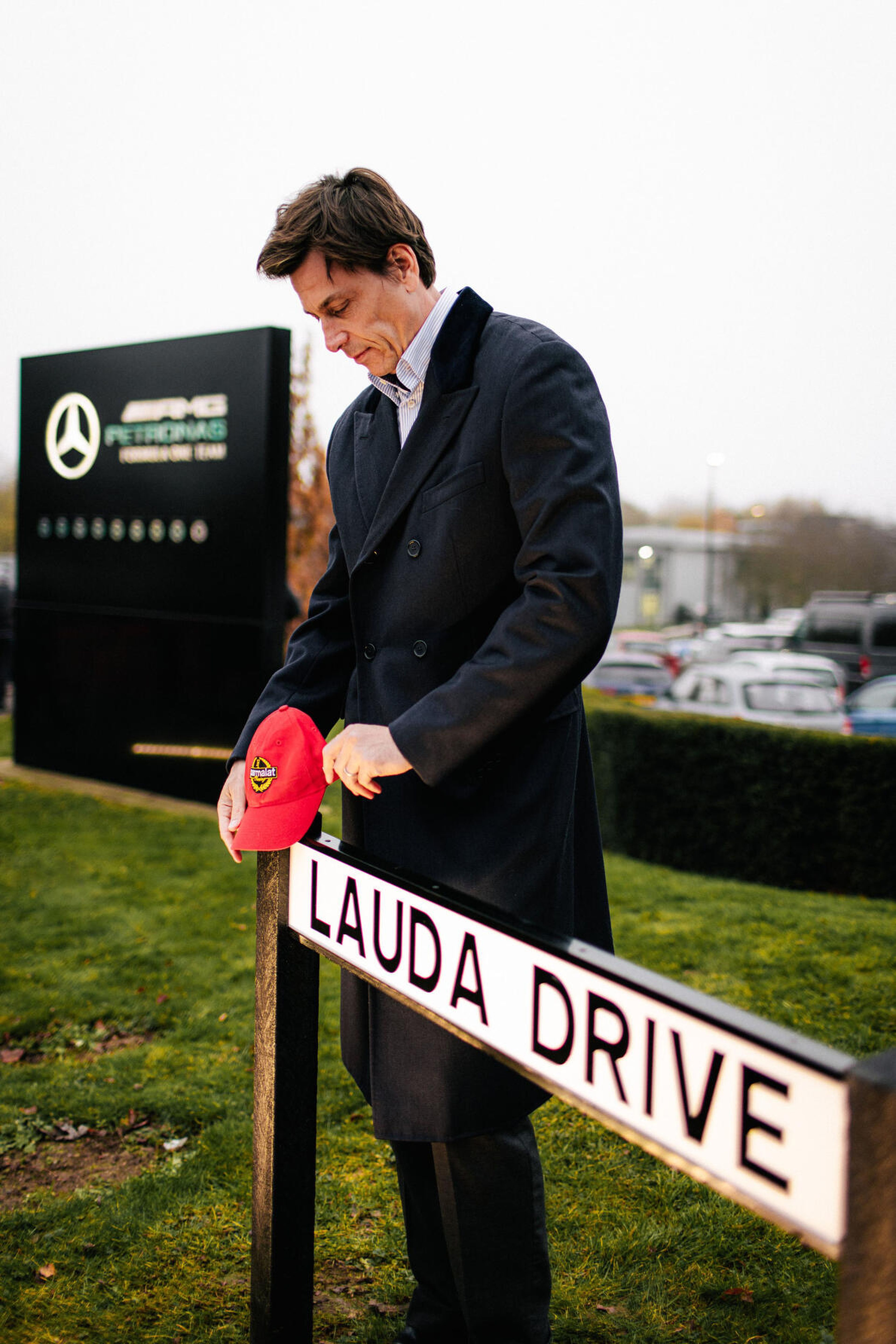 Toto Wolff revela el cartel de la calle Lauda Drive en Brackley