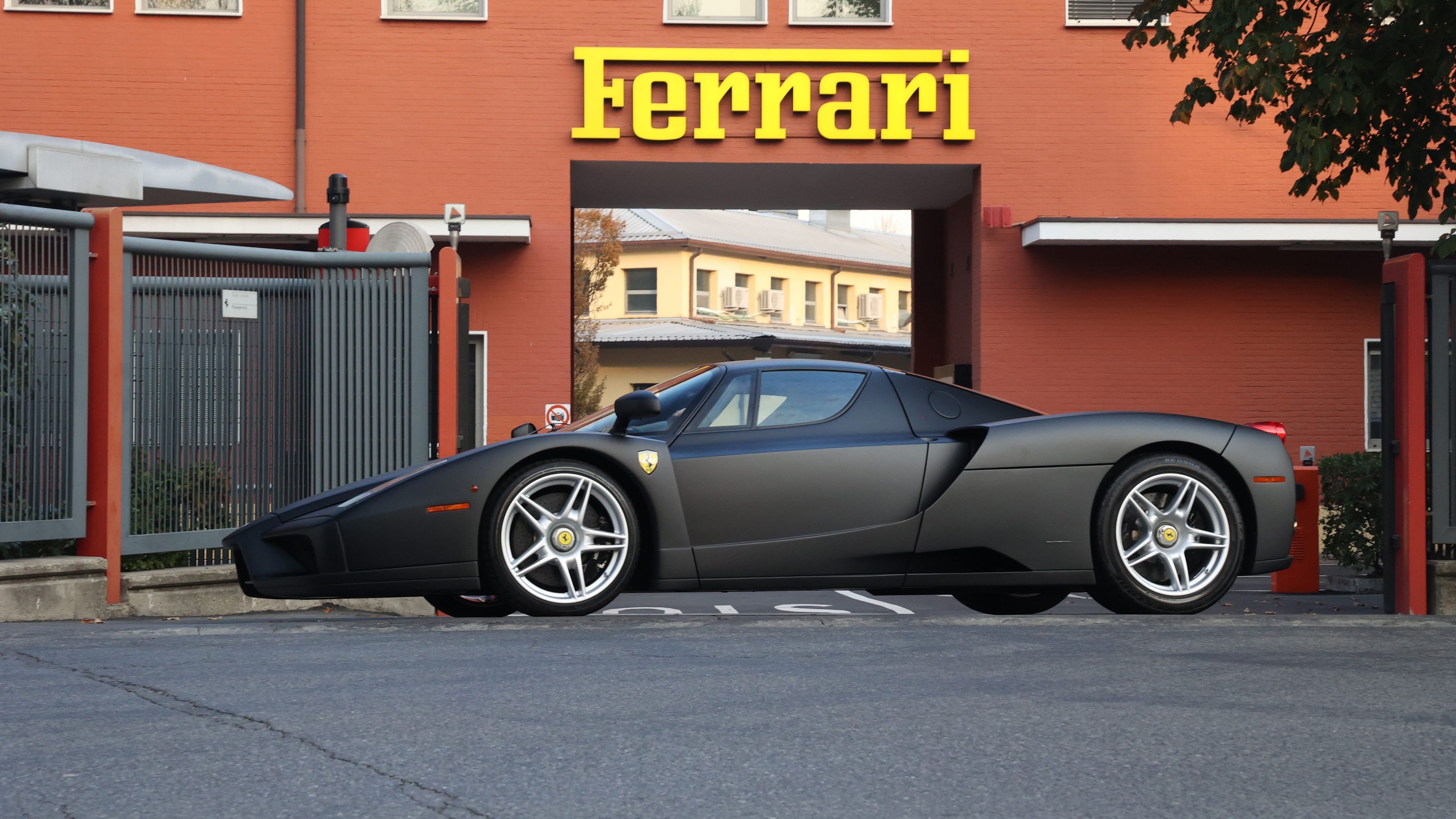 El único Ferrari Enzo negro mate está a la venta