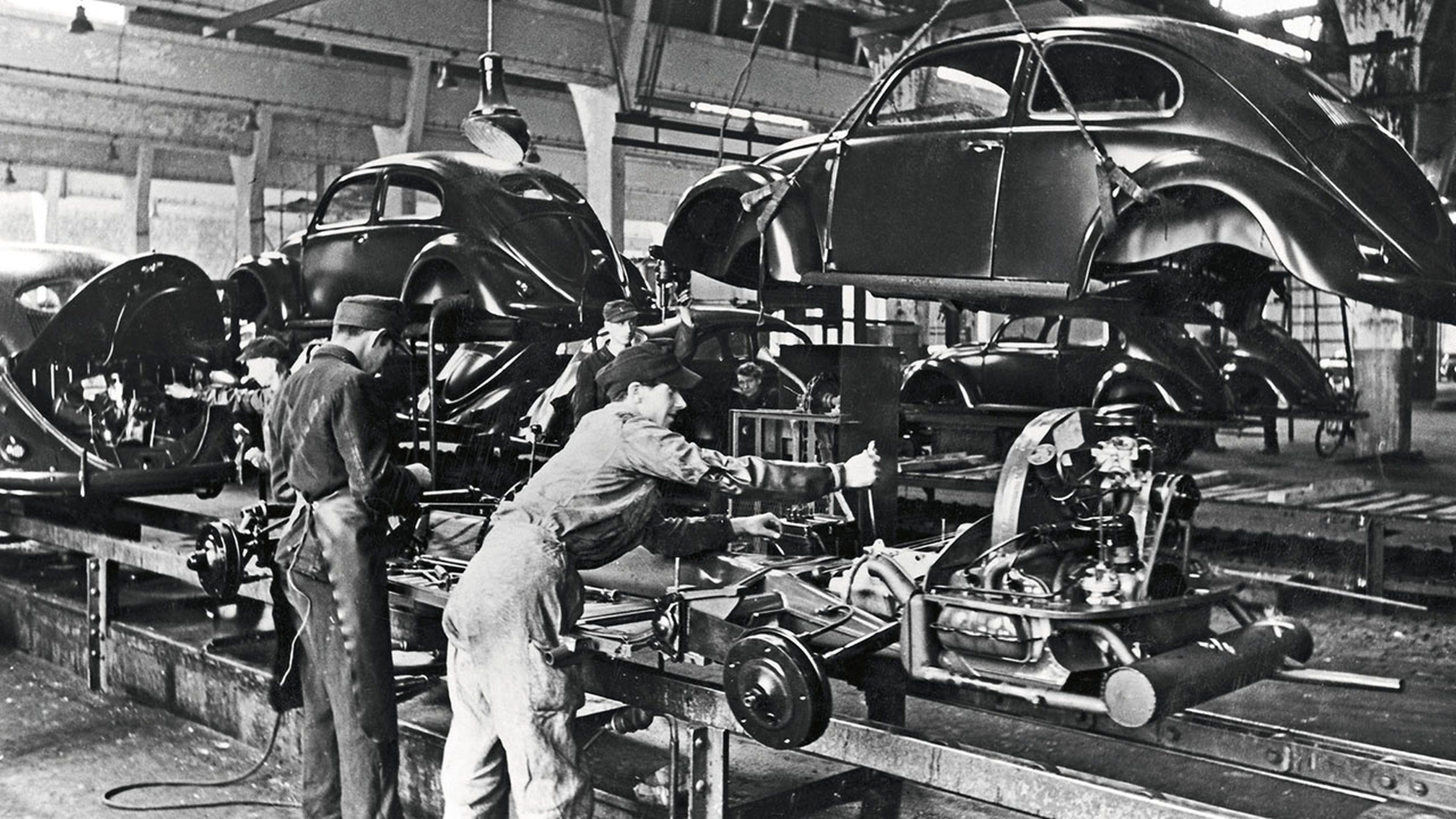 Fabricación del Volkswagen Escarabajo en 1945