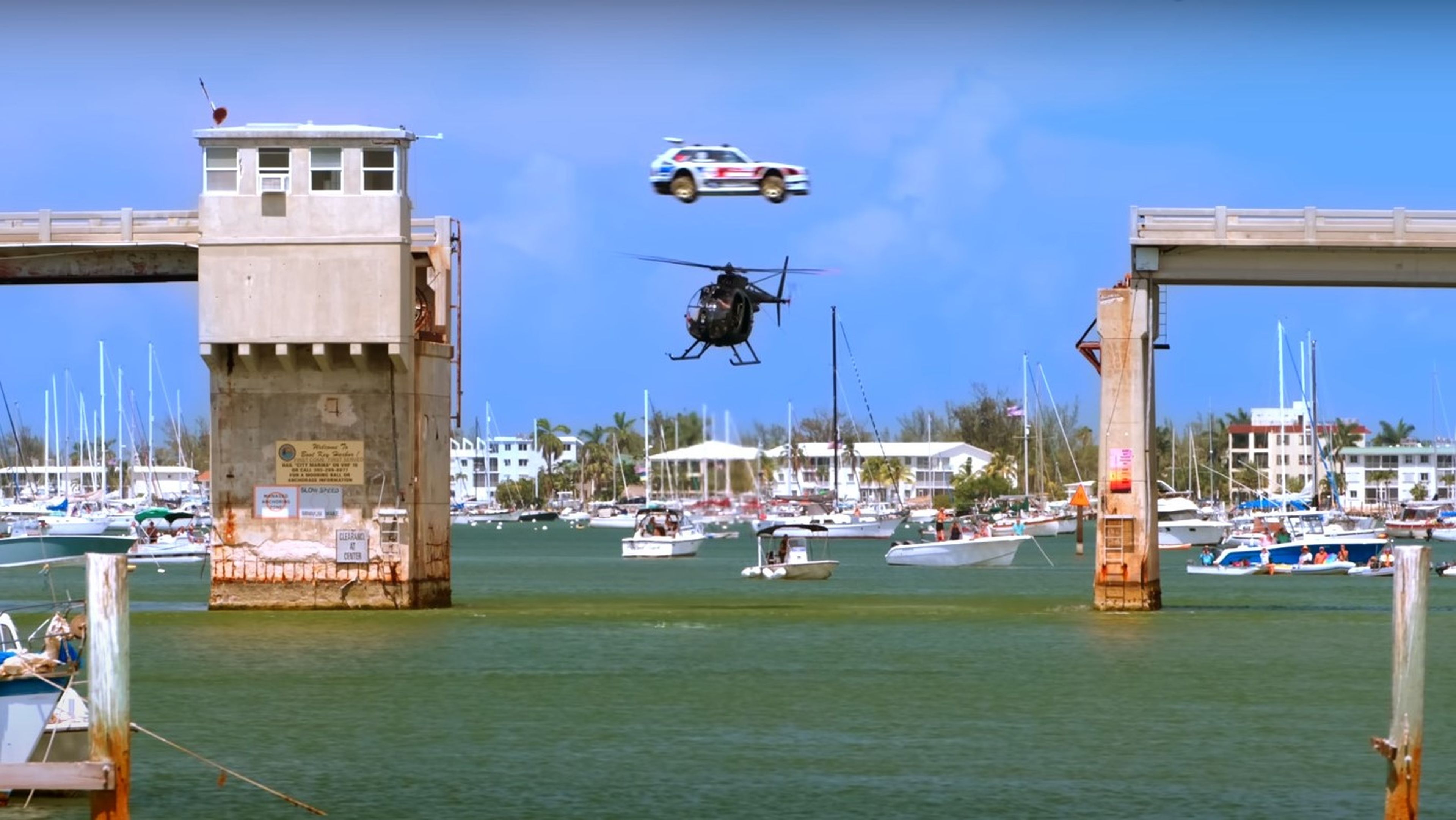 Momento en el que Pastrana salta sobre un helicóptero en un puente.