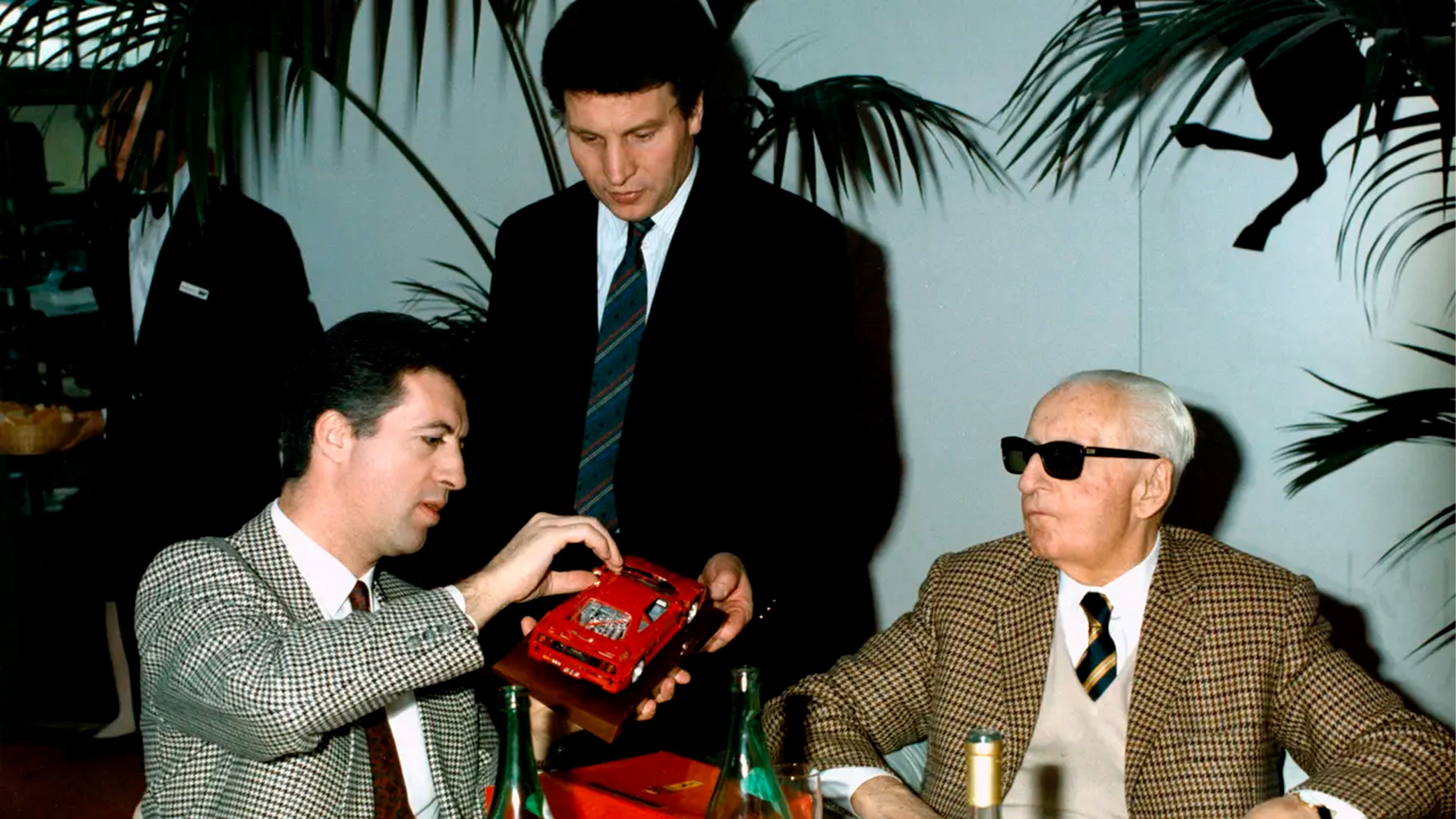 Enzo Ferrari, Piero Ferrari y una maqueta del F40