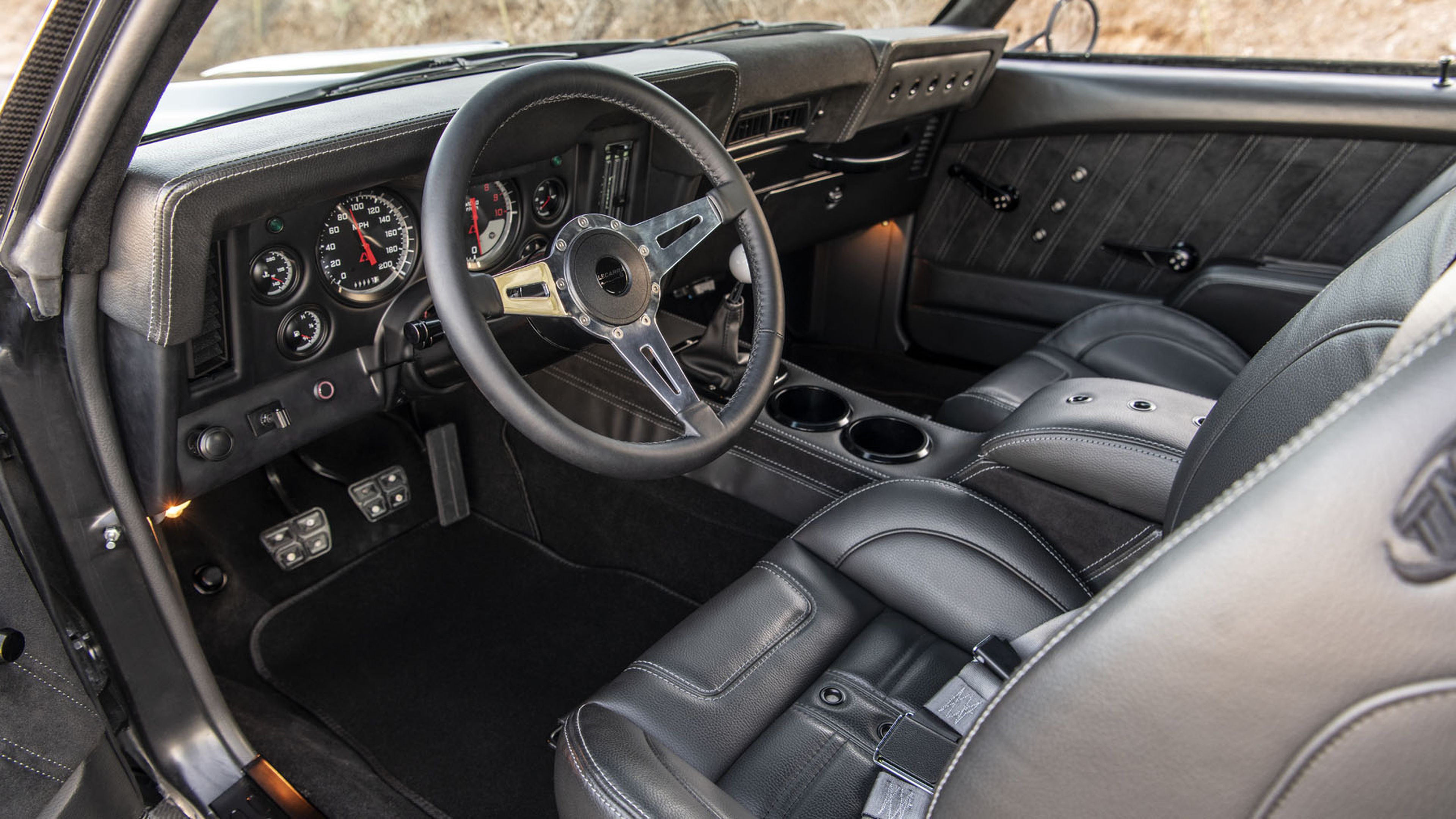 Interior del Chevrolet Camaro restomod de Finale Speed