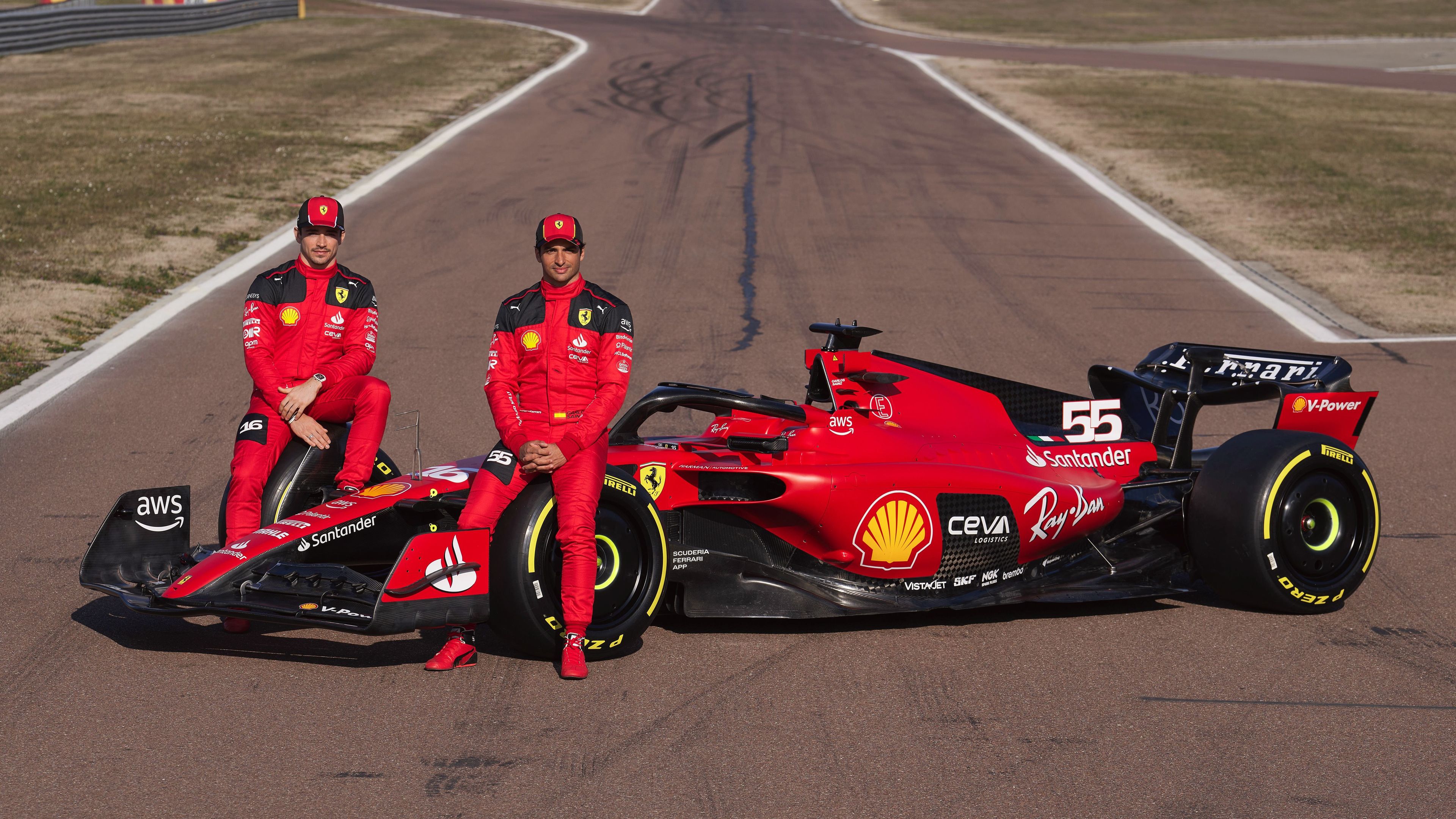 Charles Leclerc y Carlos Sainz, con el Ferrari SF-23