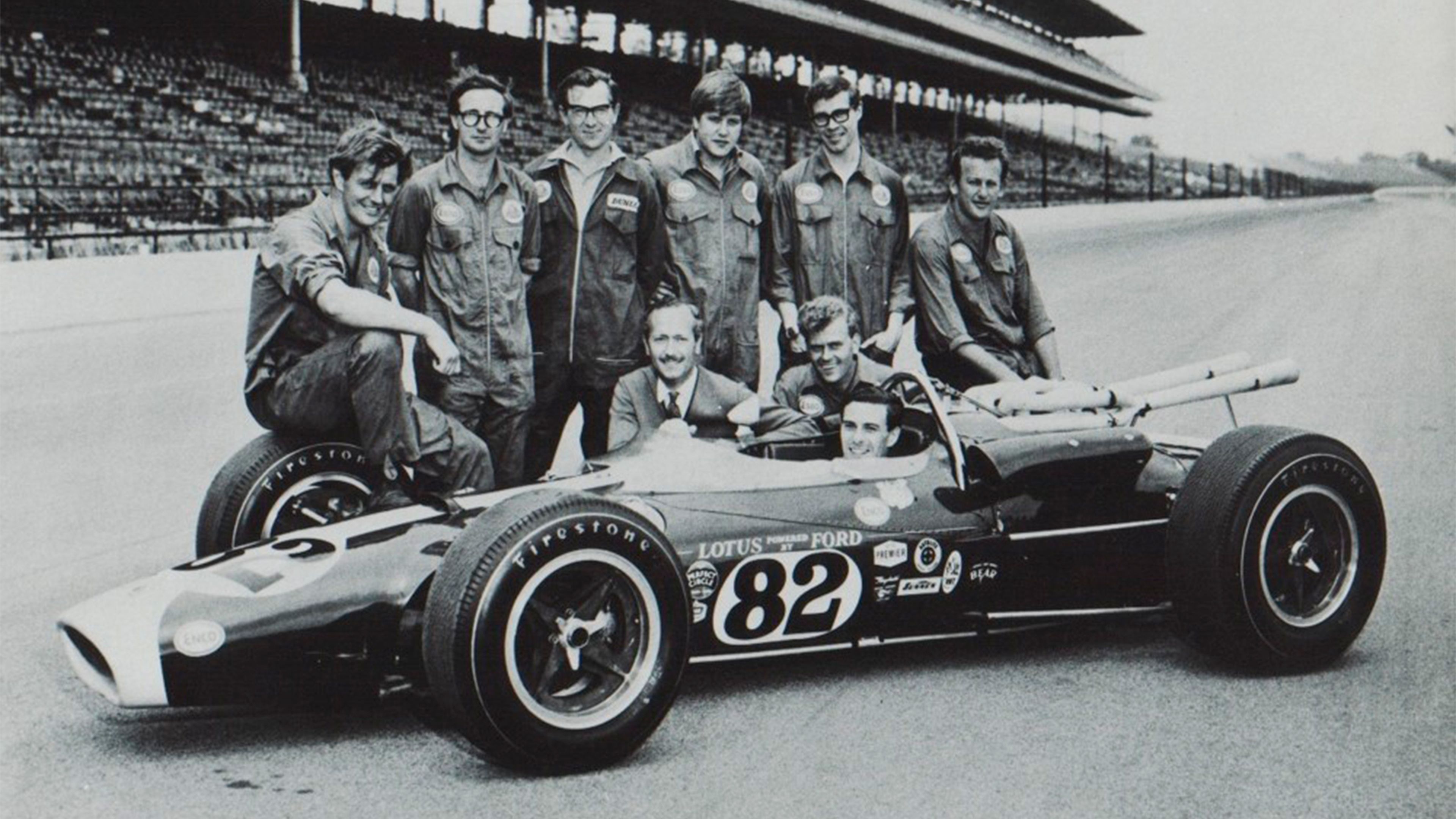 Colin Chapman junto a mecánicos y pilotos del Lotus 38 de Indycar