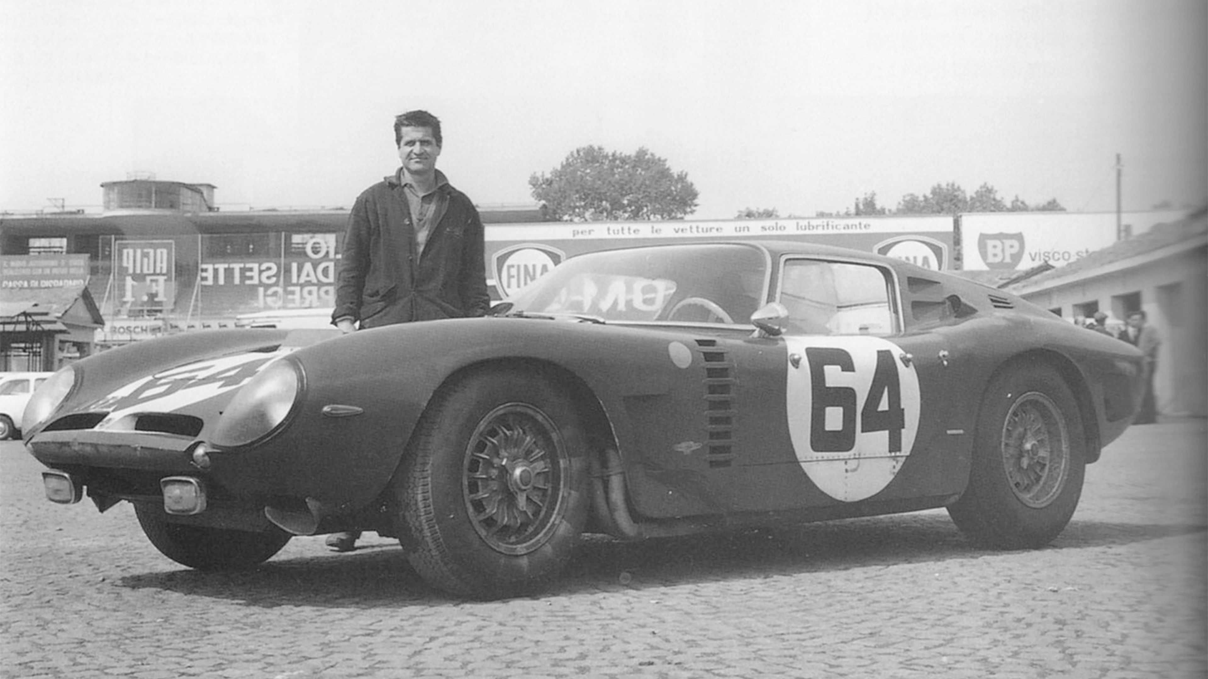 Giotto Bizzarrini con un ISO Grifo A3C en los 1.000 km de Monza de 1965