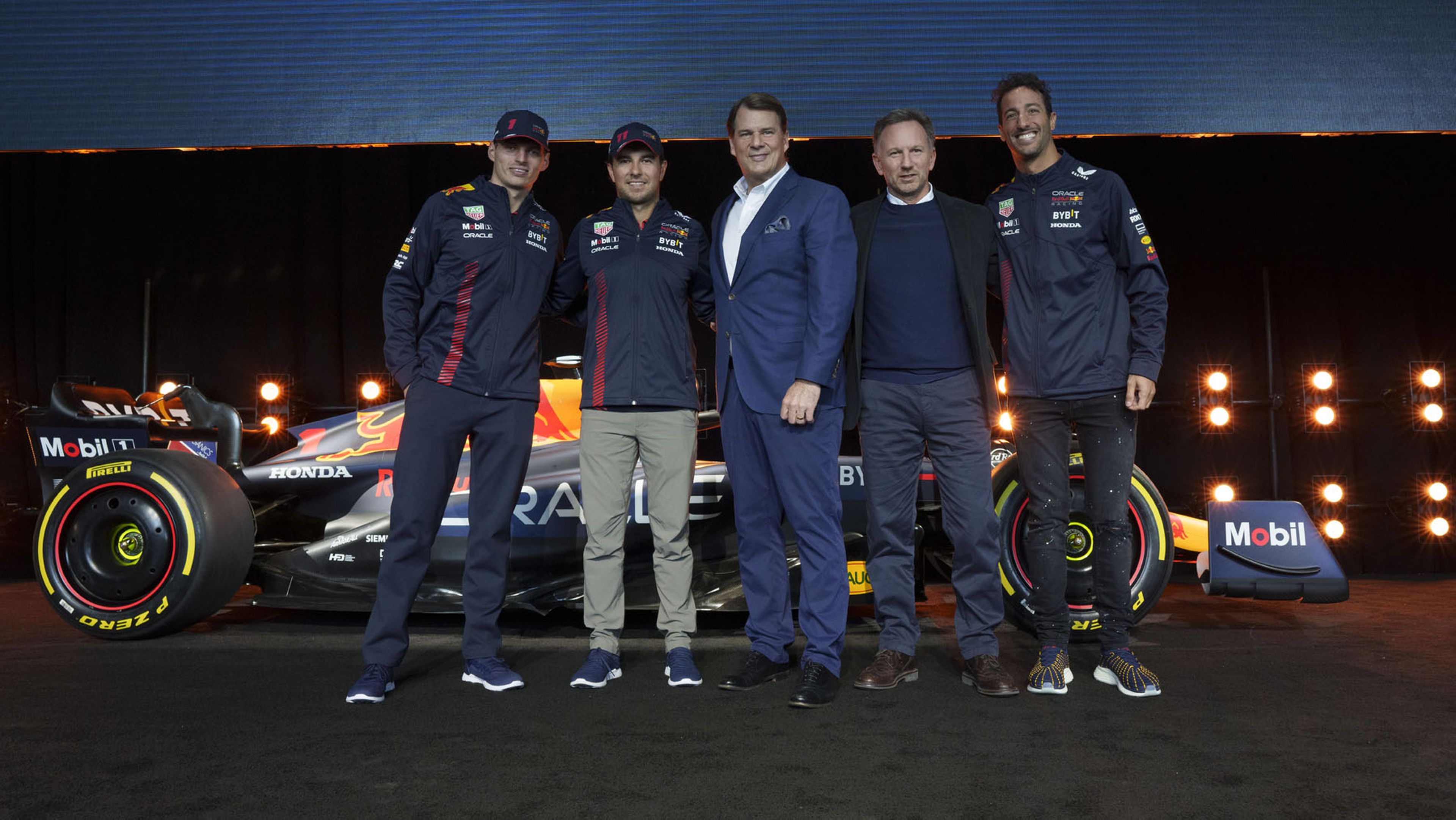 De izquierda a derecha: Max Verstappen, Sergio Pérez, Jim Farley, Christian Horner y Daniel Ricciardo