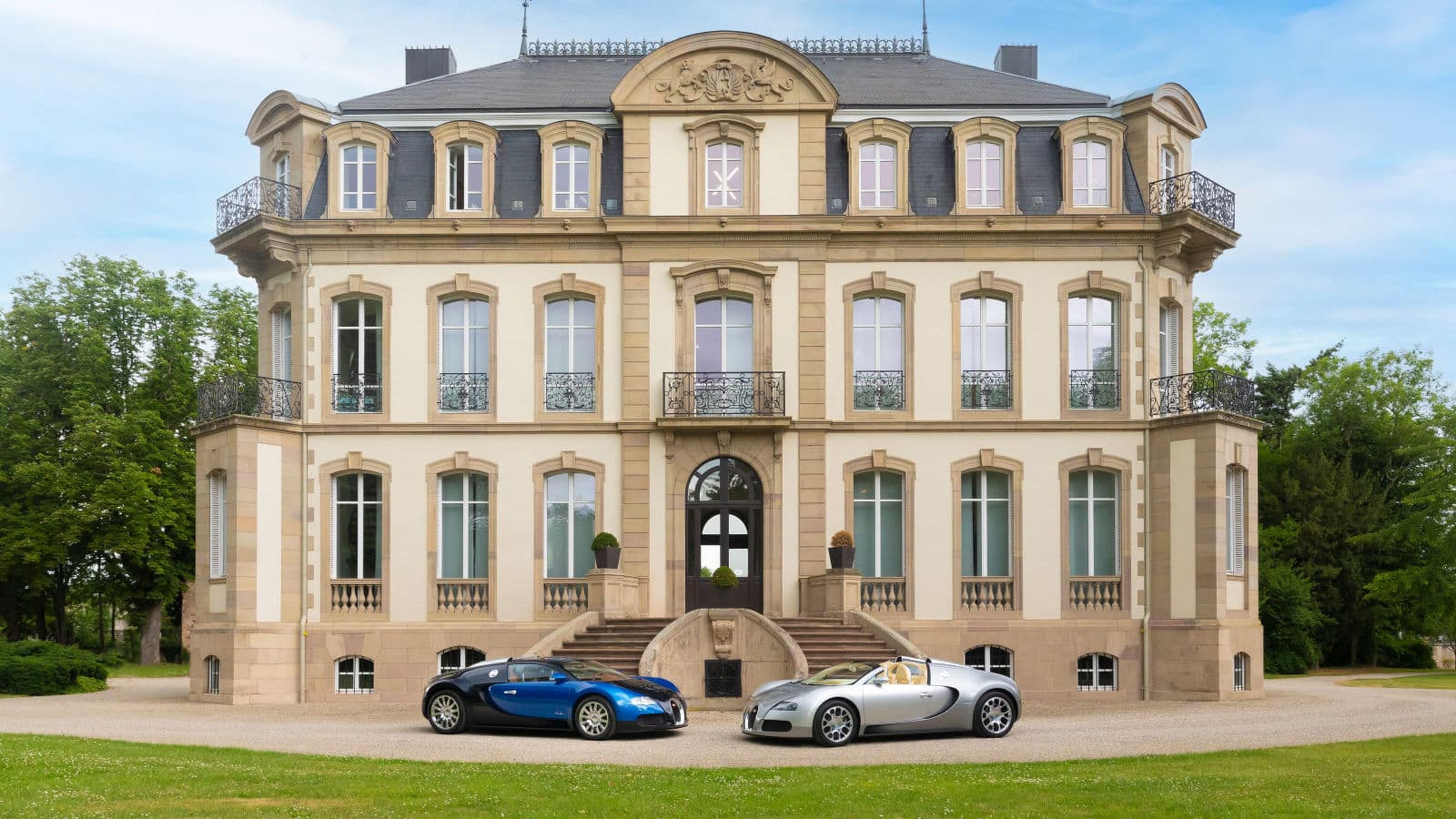 Bugatti Veyron restaurados ante la Mansion Pur Sang