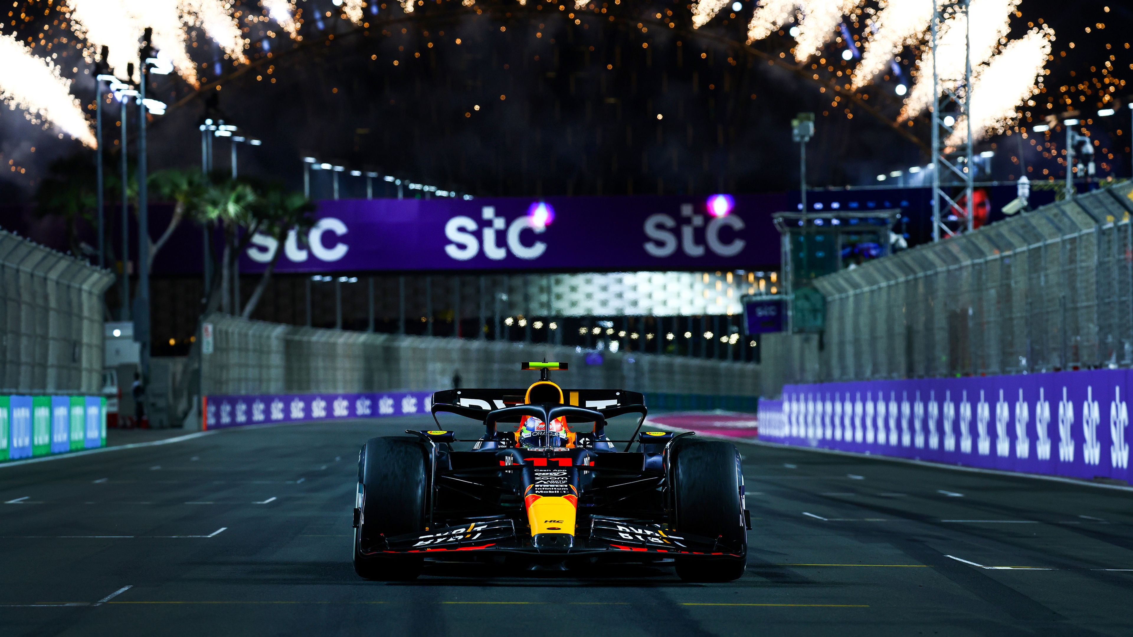 Sergio Pérez, llevándose la victoria en el GP de Arabia Saudí de Fórmula 1 