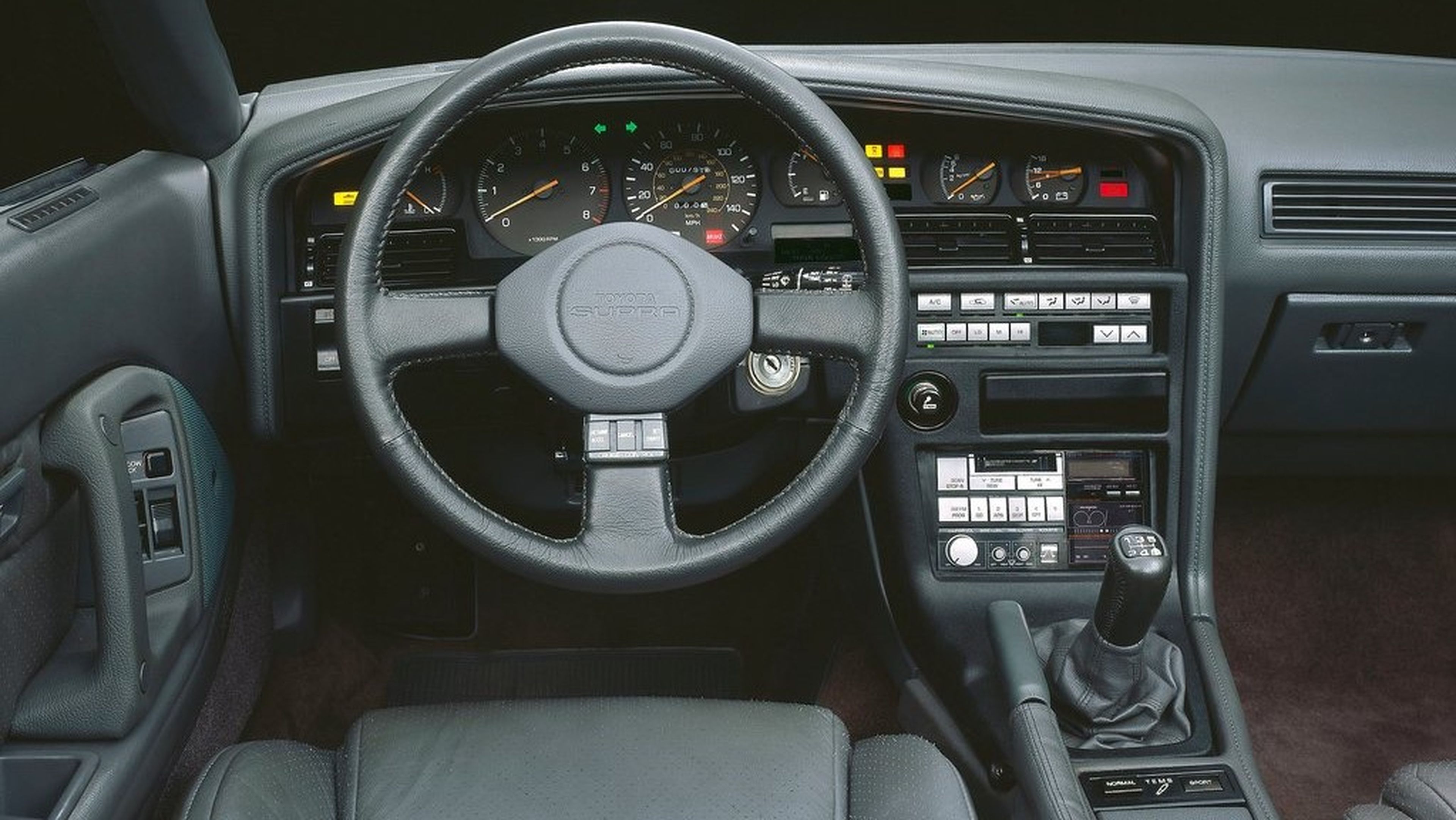 Interior del Toyota Supra MK3 (A70) 1987