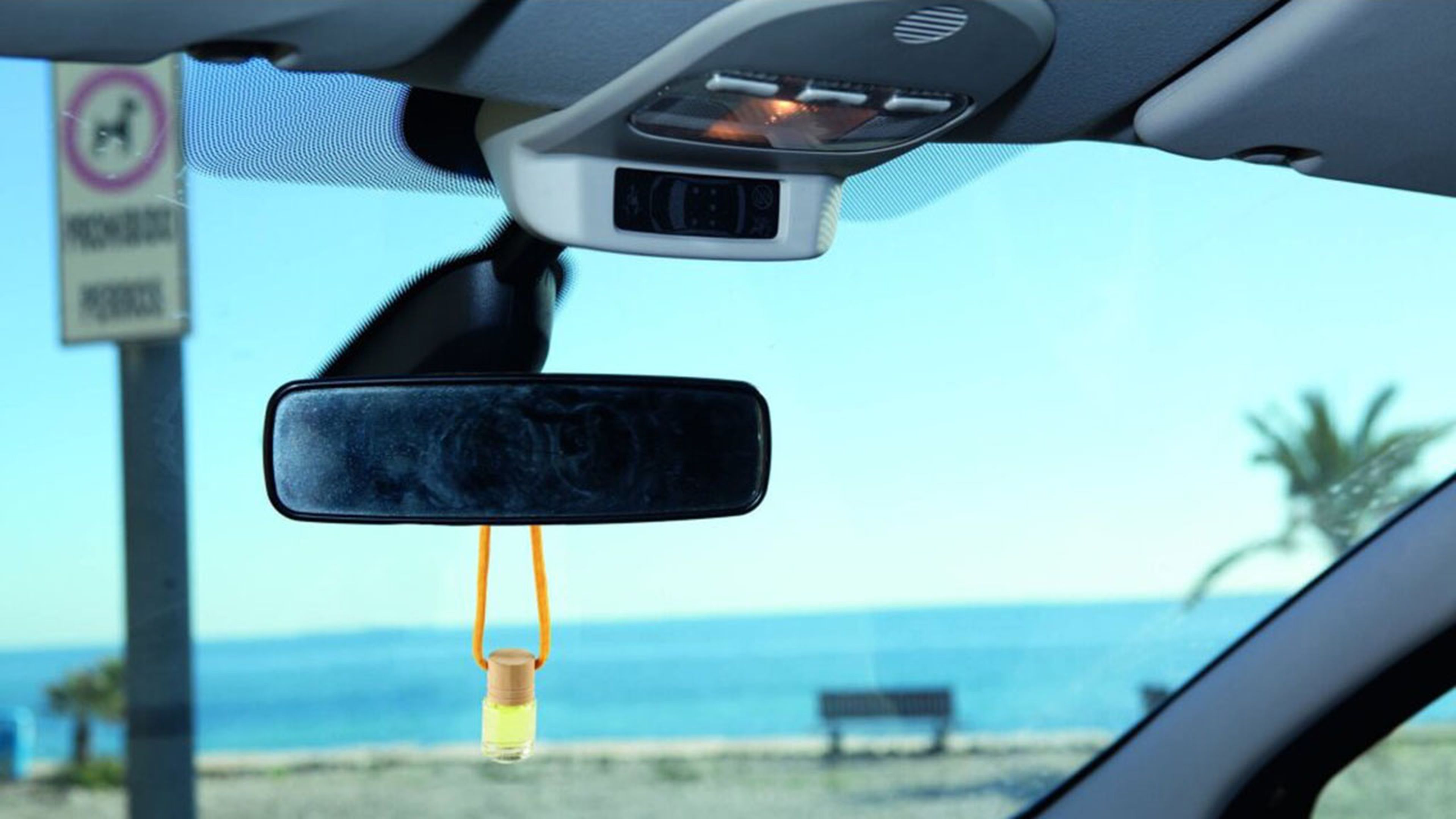 ambientador colgado del espejo retrovisor interior