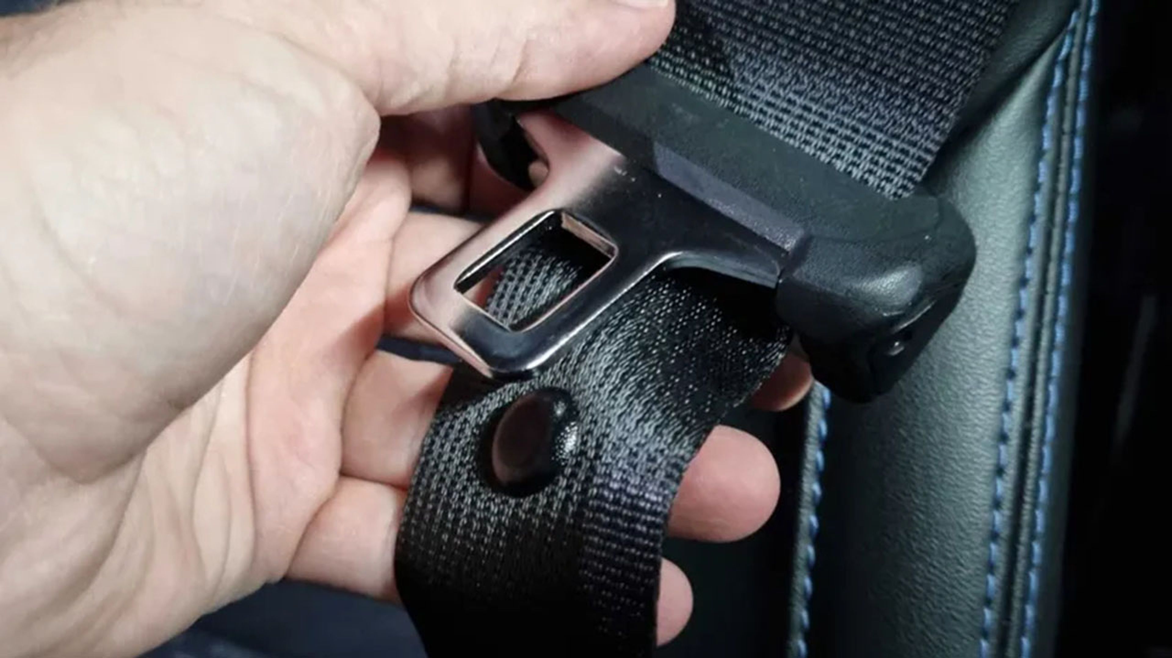 Sabes para qué sirve el botón que hay a mitad del cinturón de seguridad?