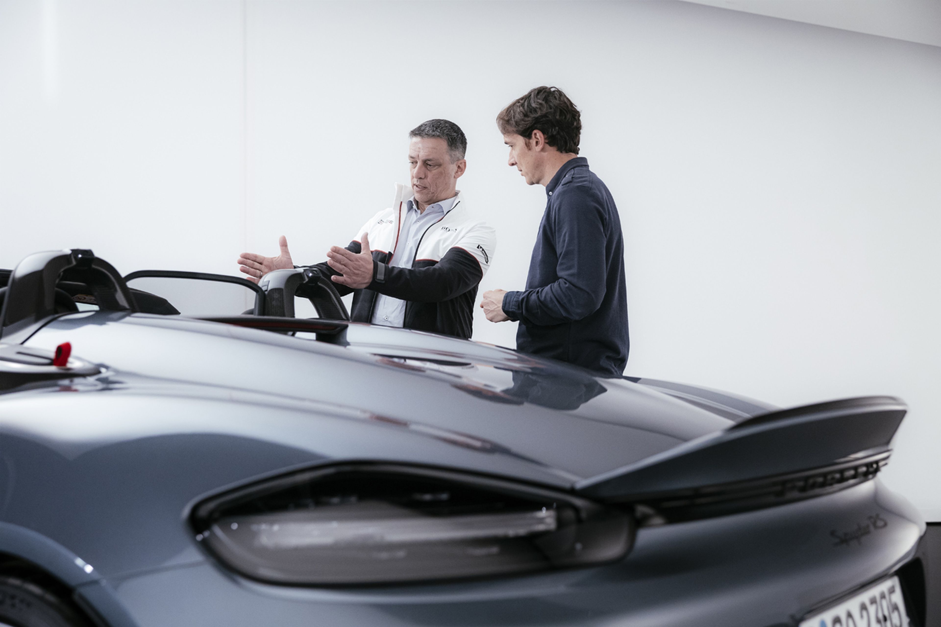 Markus Atz, responsable de proyecto de los modelos deportivos dentro de la gama 718 en Porsche, me explica cómo han desarrollado la capota.