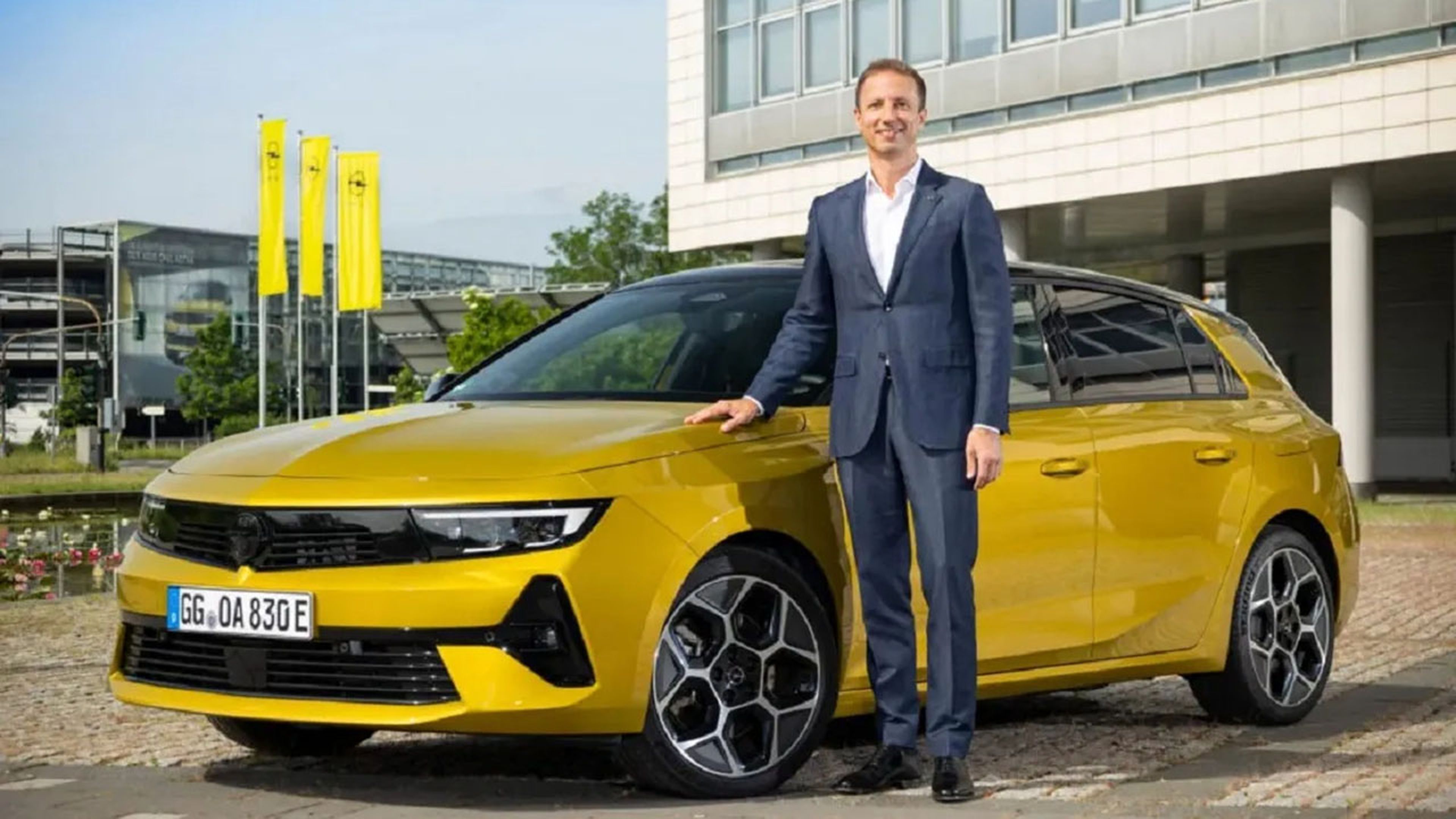 Florian Huettl, junto al nuevo Opel Astra.