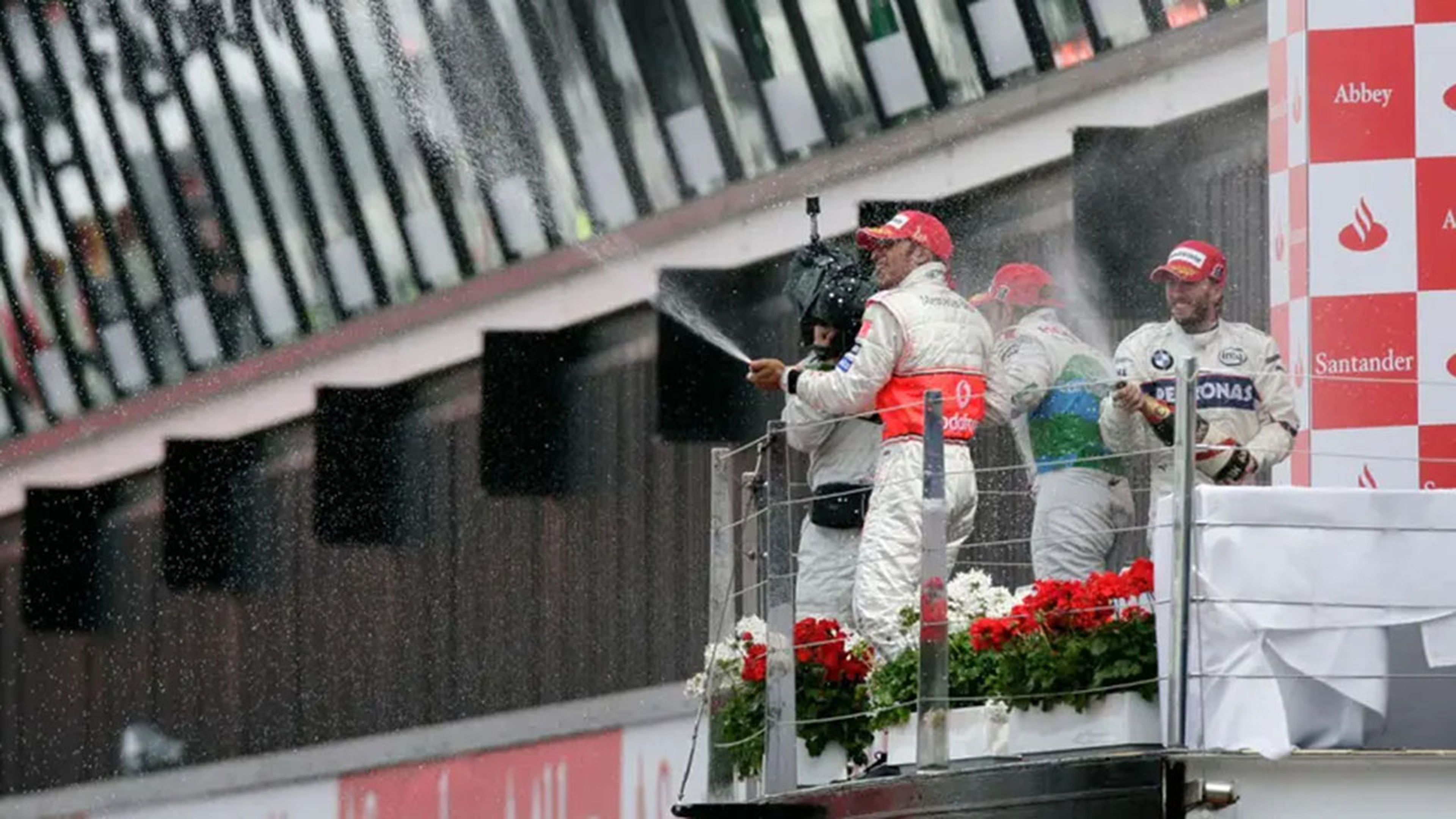 Primer triunfo de Lewis Hamilton