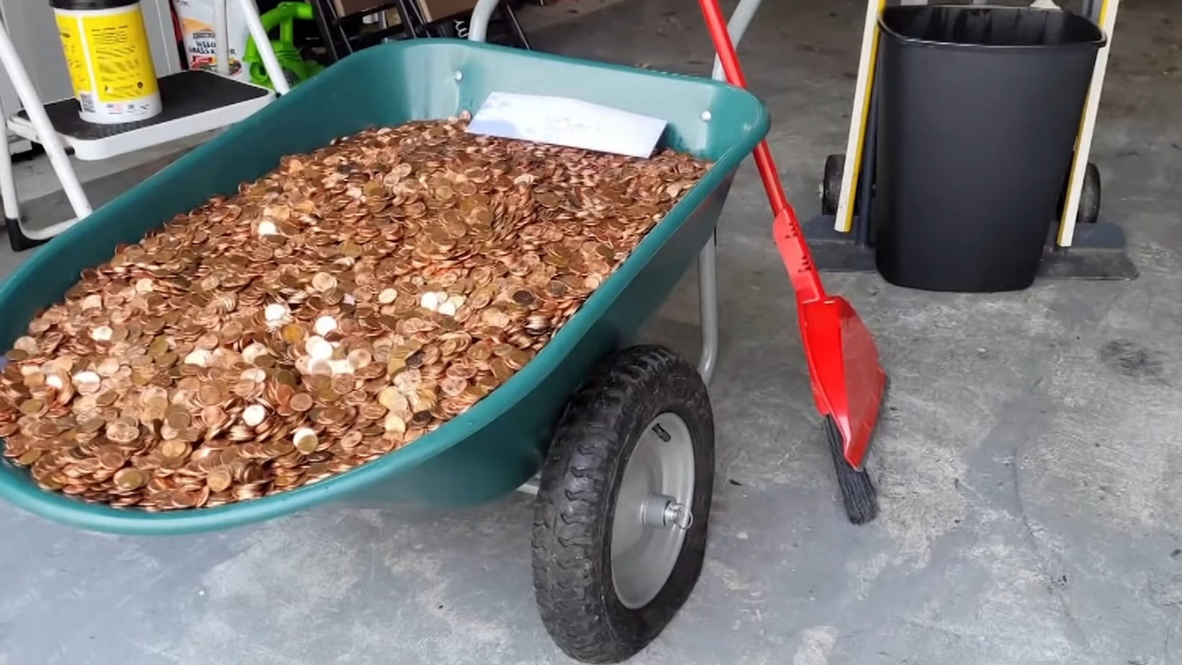 Carretilla con 91.500 monedas cubiertas de aceite de motor, pagadas por un empresario a un exempleado