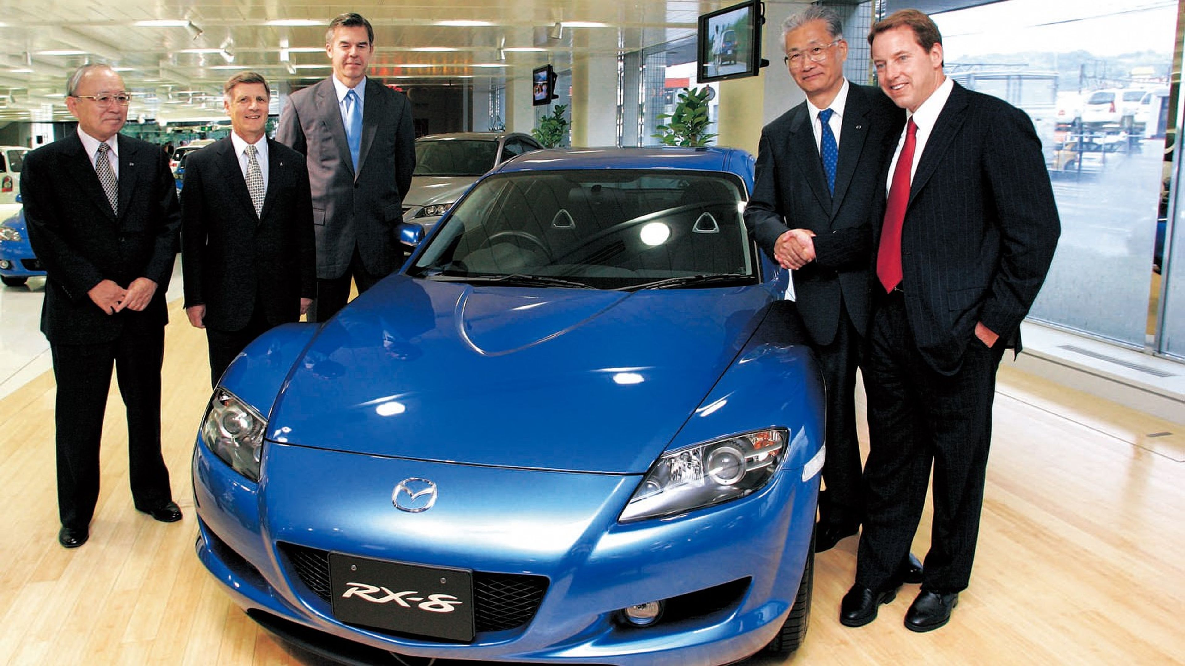 Bill Ford, presidente ejecutivo de Ford Motor Company, estrecha la mano de Hisakazu Imaki, entonces CEO y presidente de Mazda