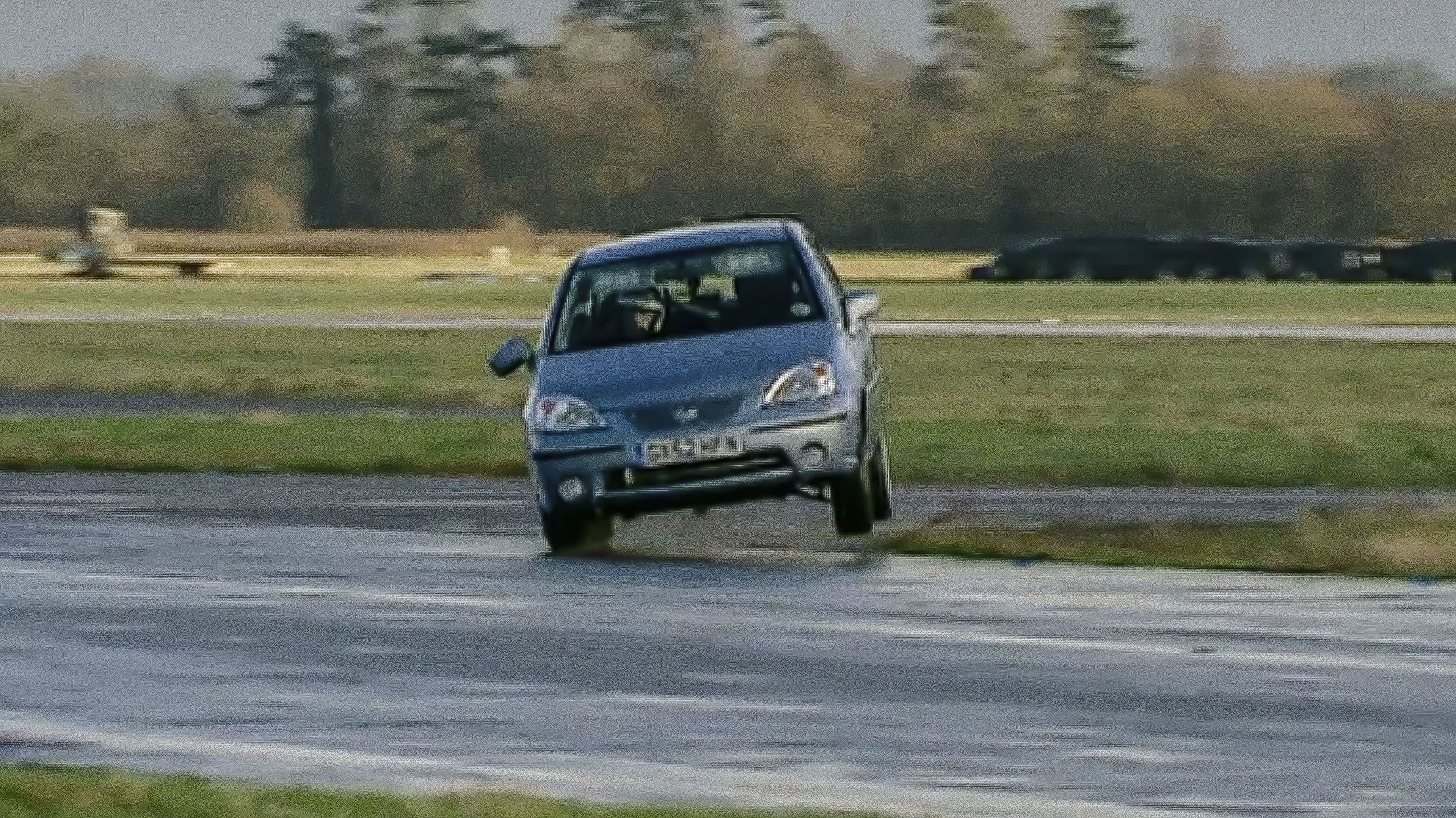 Michael Gambon, en la última curva del circuito de Top Gear con un Suzuki Liana