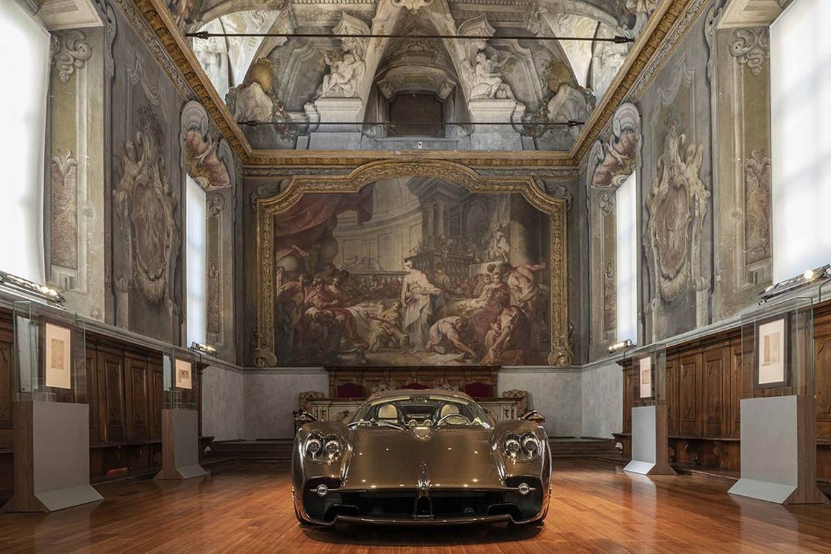 VIDEO: Rimarrai stupito nel vedere la nuova Utopia Pagani accanto al capolavoro di Leonardo da Vinci