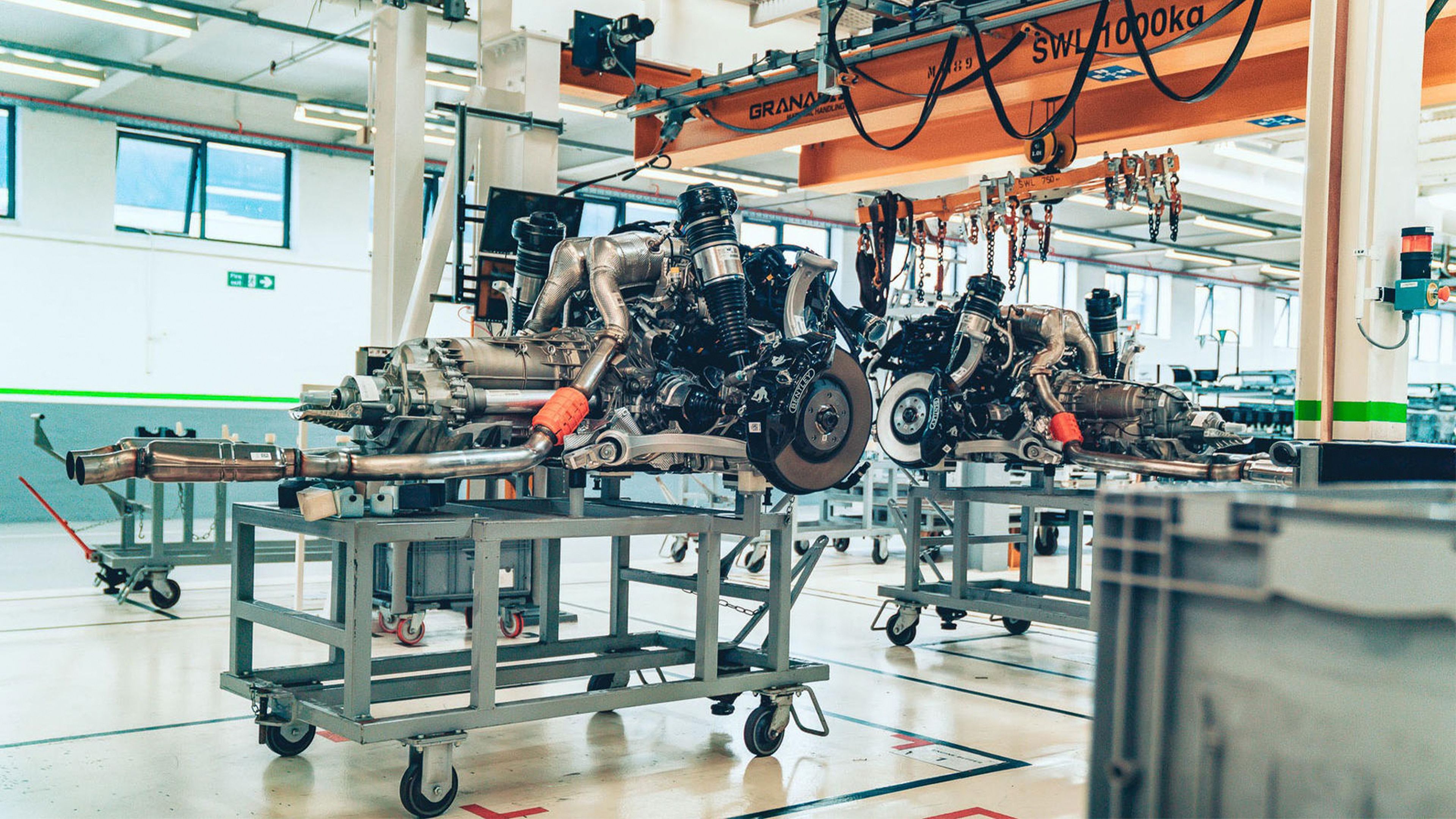 Línea de montaje de los modernos motores W12 de Bentley
