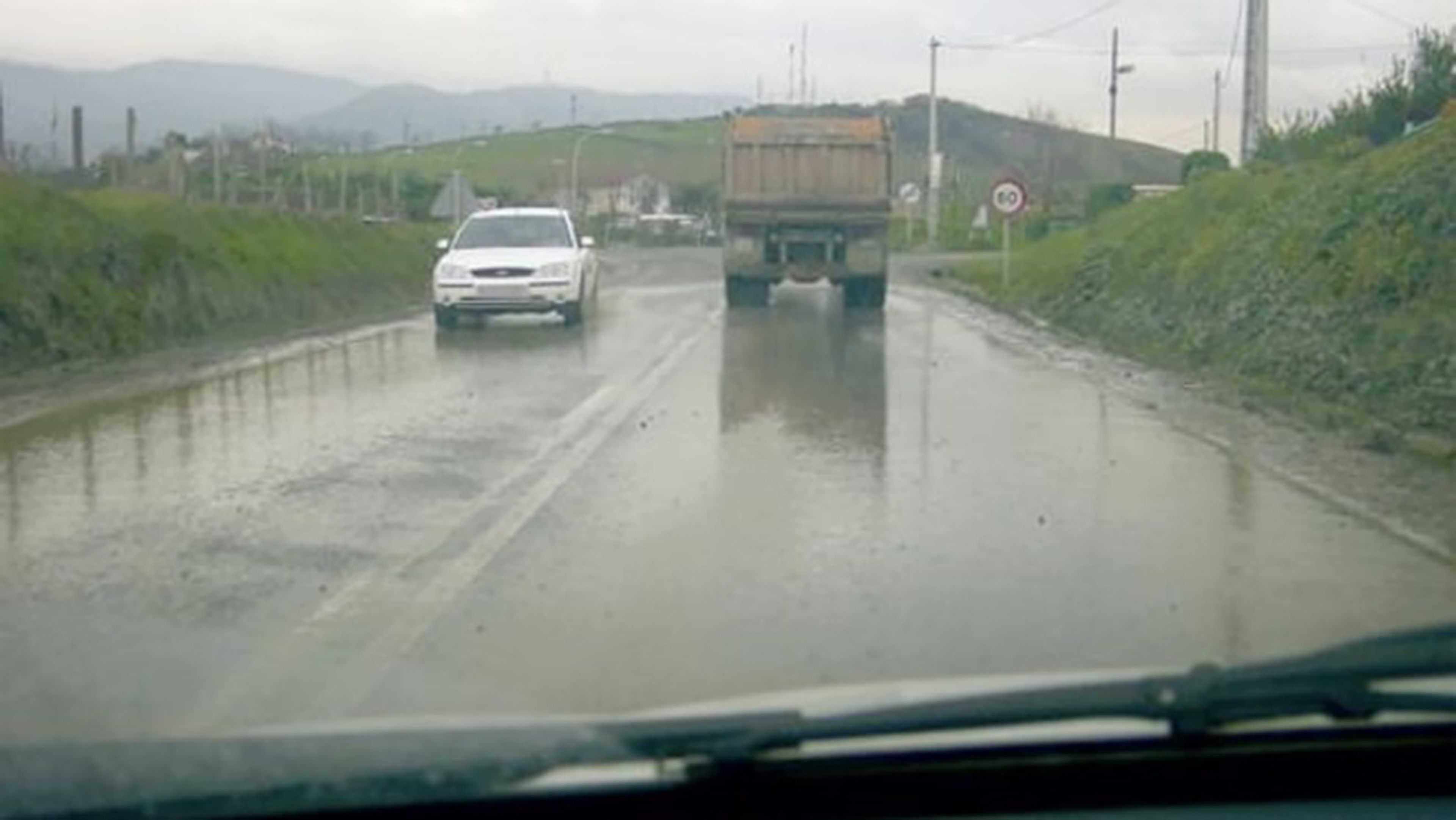 carretera con lluvia