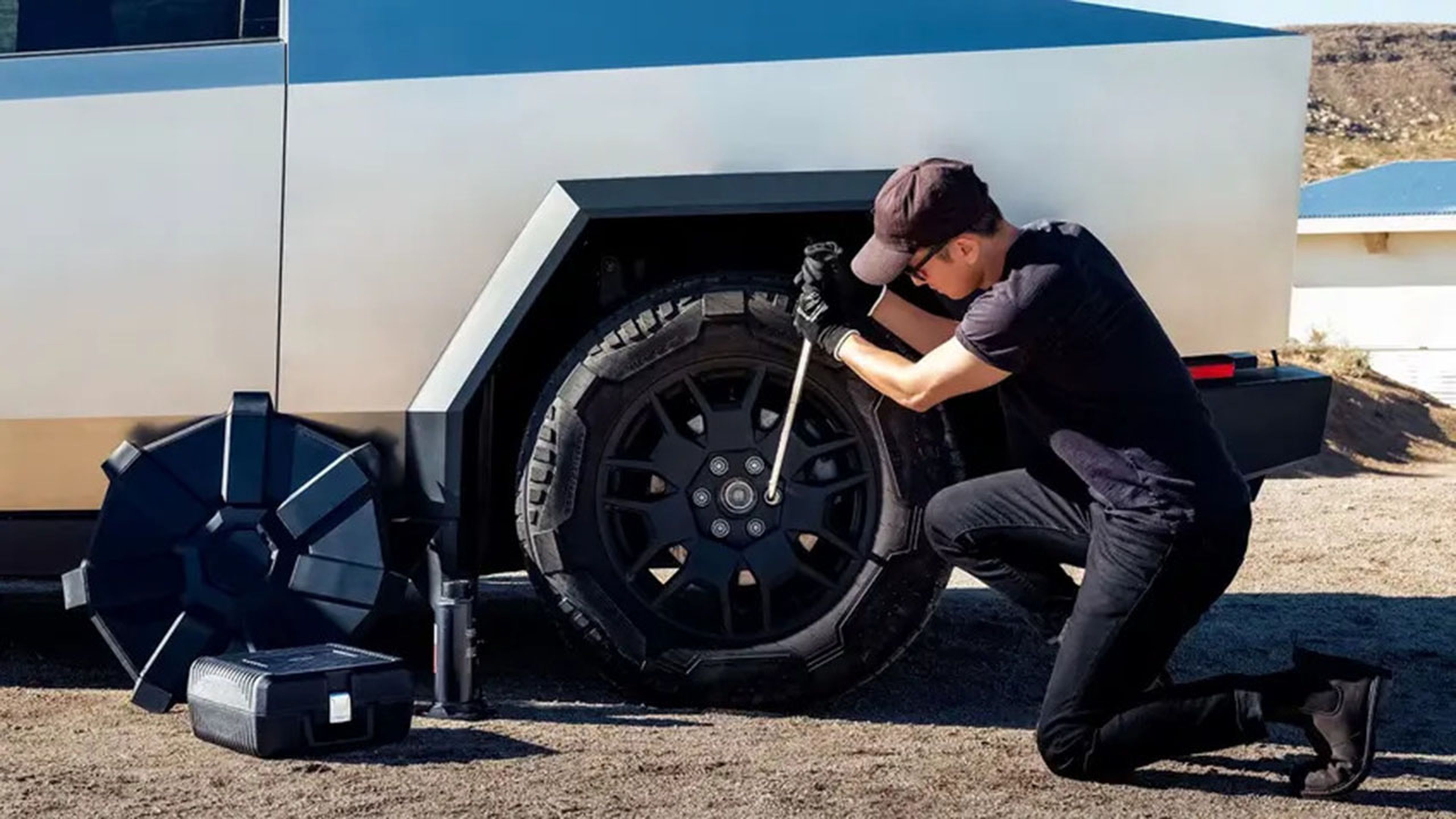 rueda de repuesto y kit de reparación de pinchazos del Tesla Cybertruck