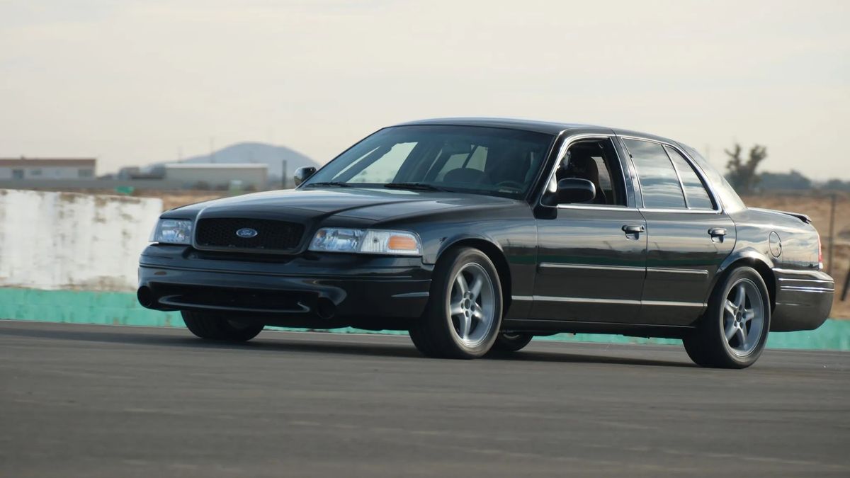 Ford Crown Victoria 'Cobra Vic': ¿un Crown-Vic con el motor de un SVT ...