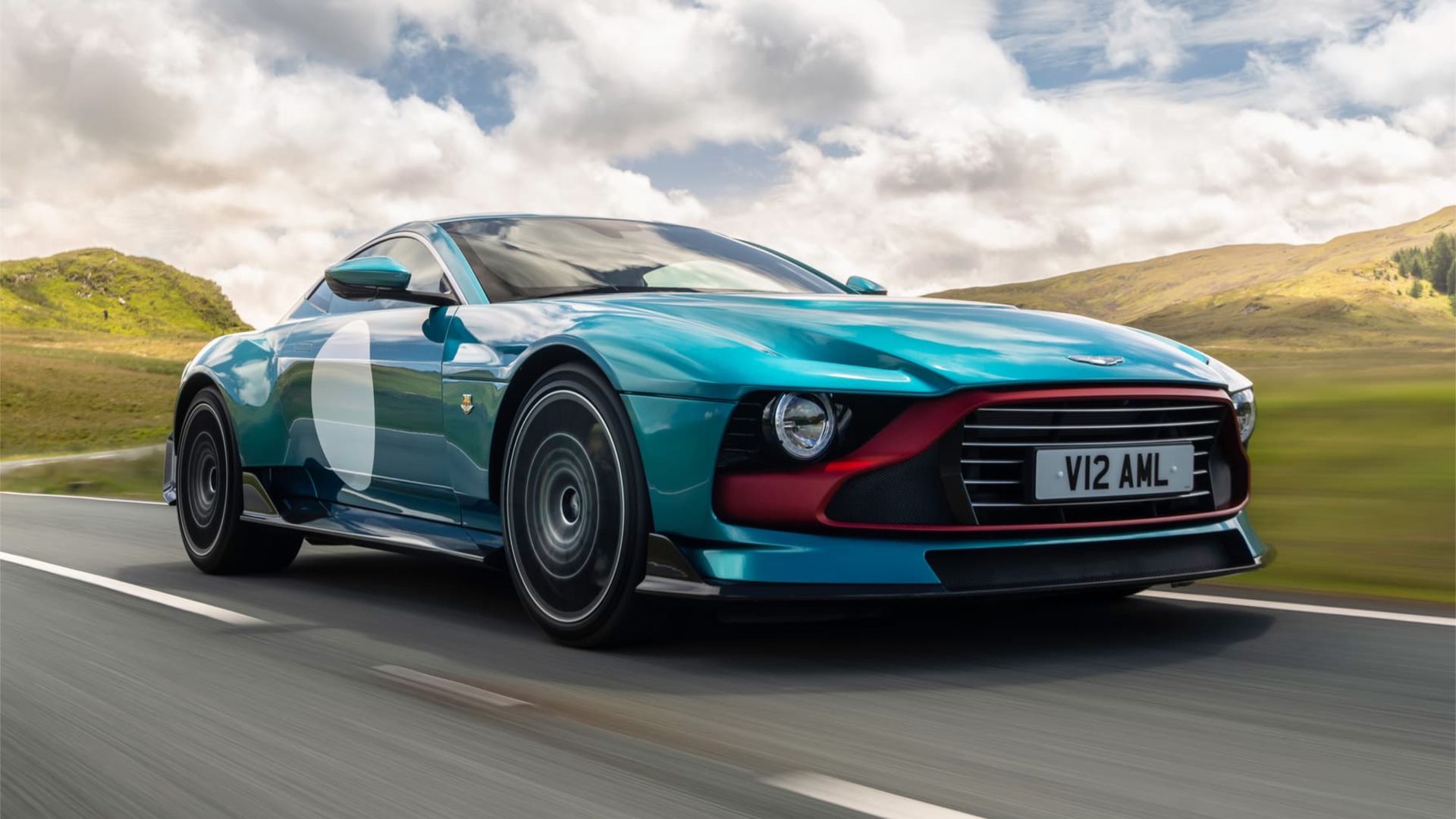 Prueba del Aston Martin Valour: un superdeportivo V12 de cambio manual