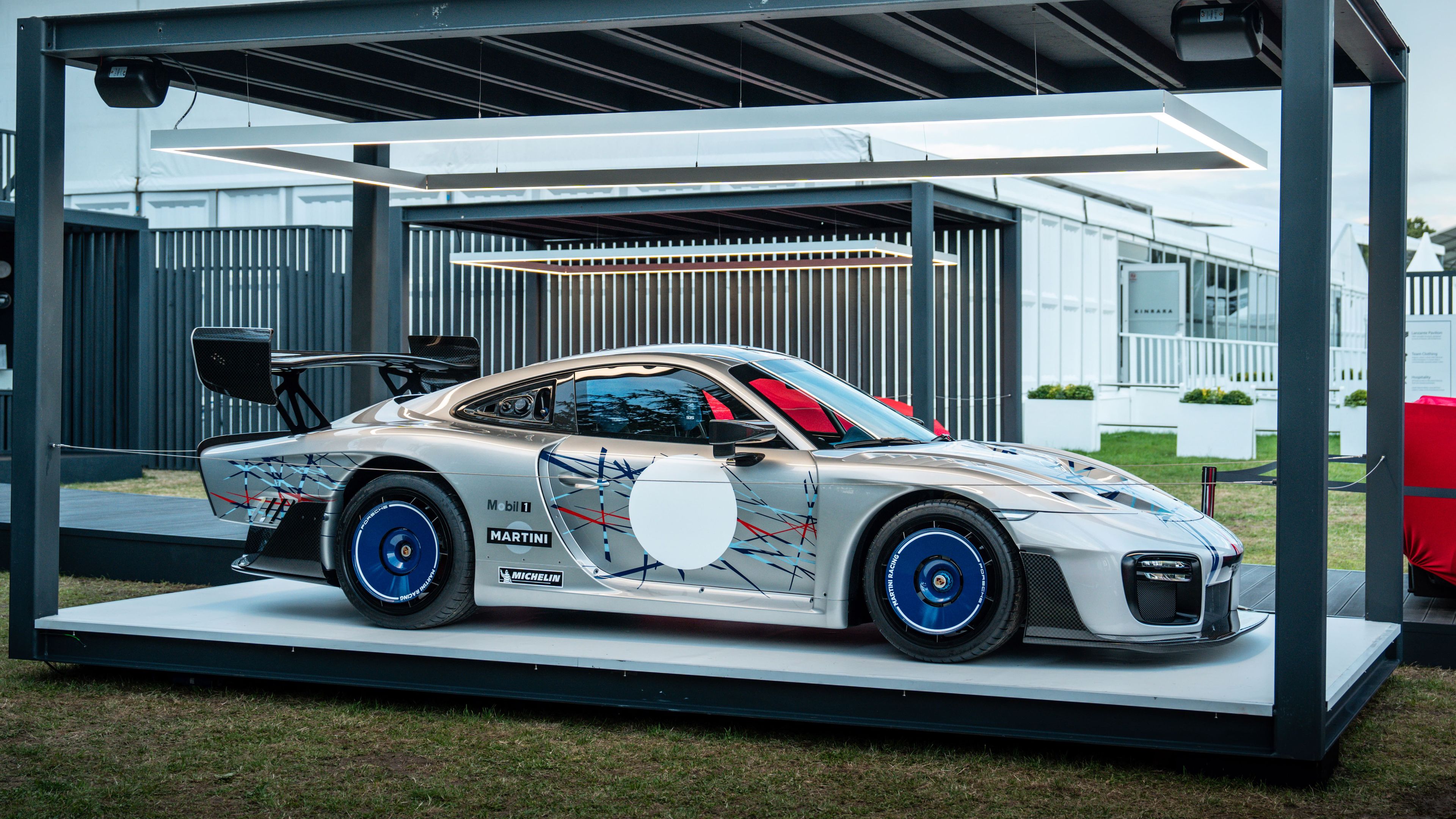 Porsche 935 adaptado para circular por carretera por Lanzante