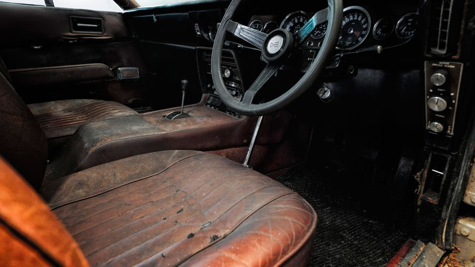 Aston Martin DBS abandonado interior Aston Martin DBS abandonado