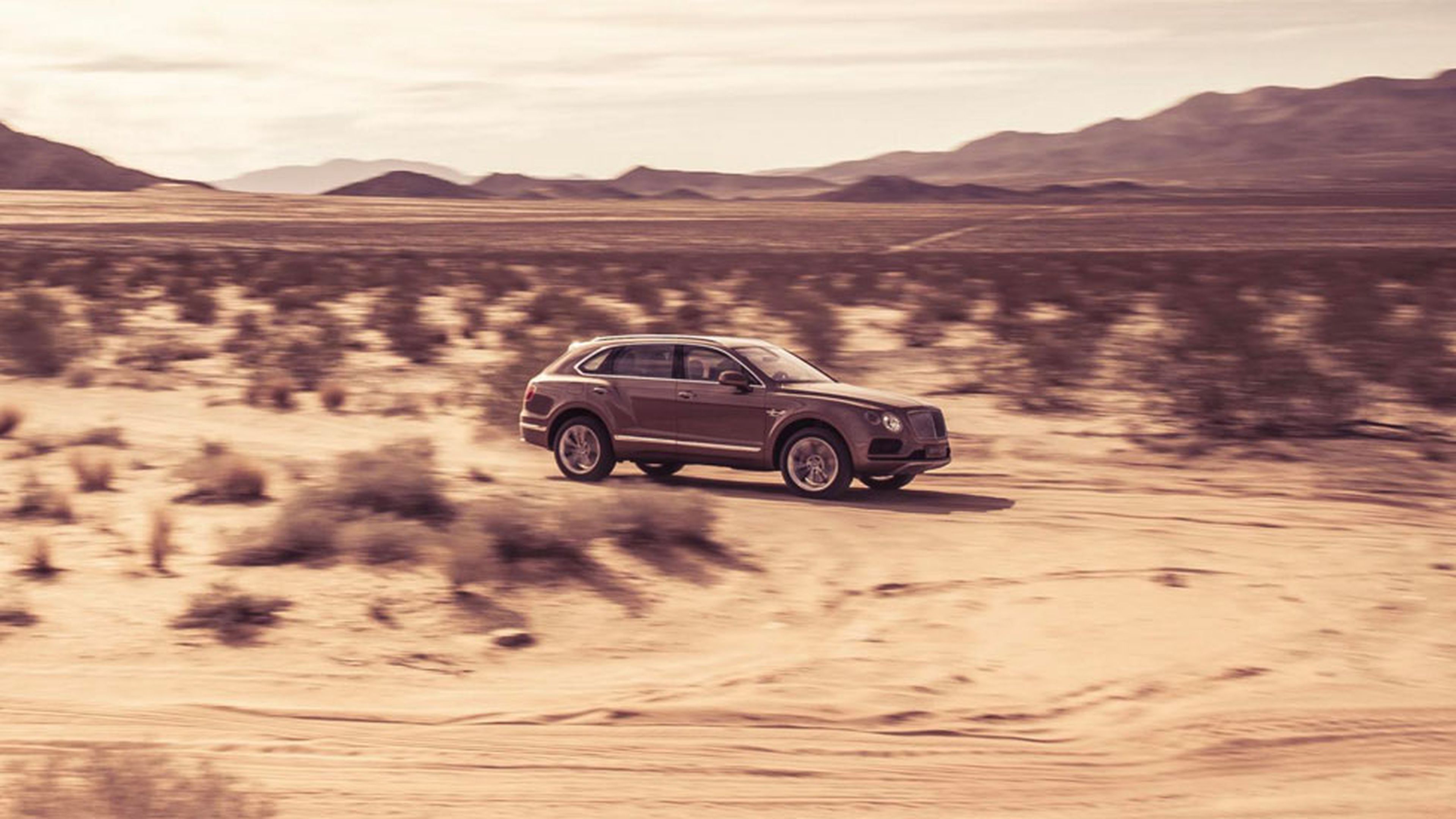 Bentley Bentayga desierto lateral