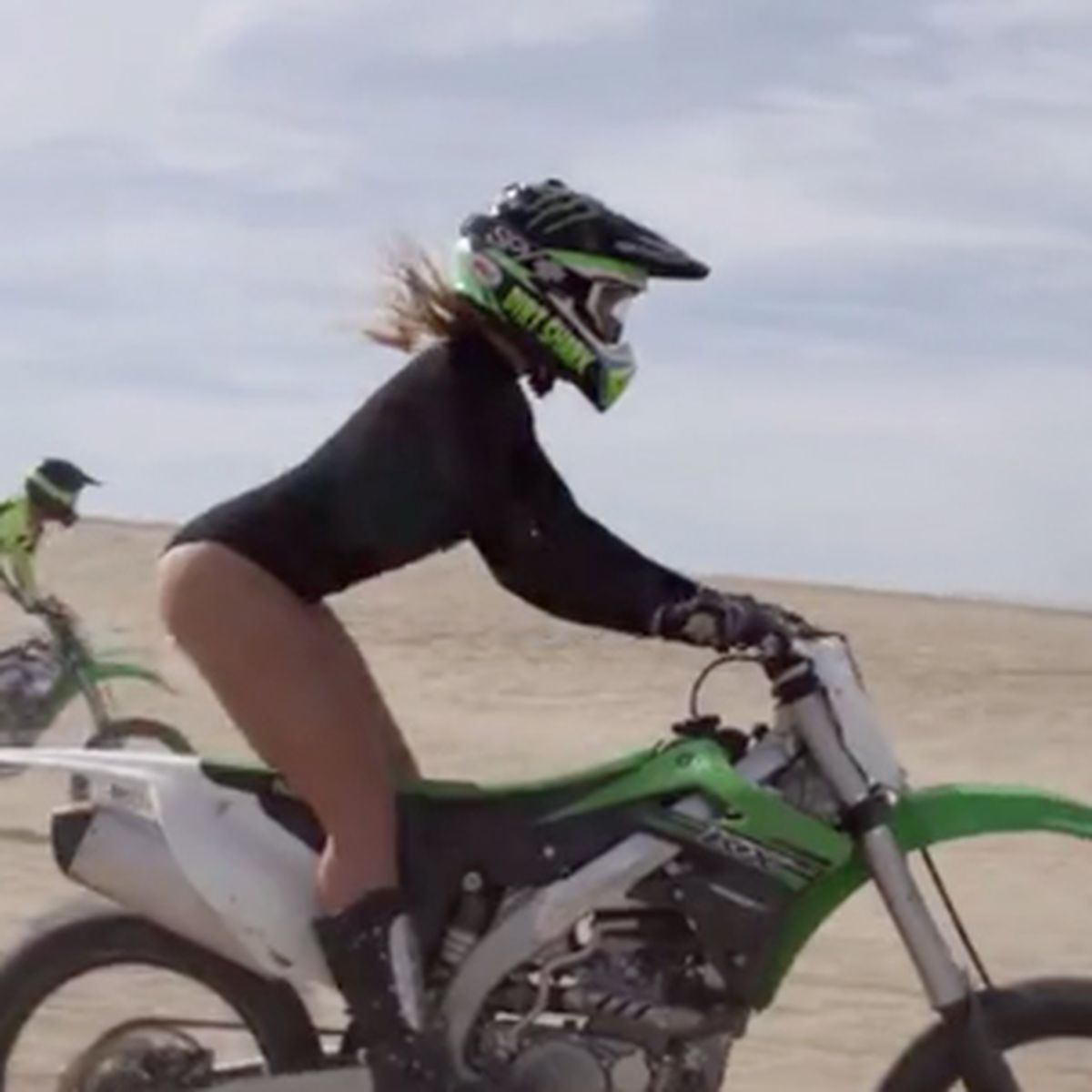 Vídeo: motos, 4x4, saltos y chicas: vas a querer estar en las dunas de  California