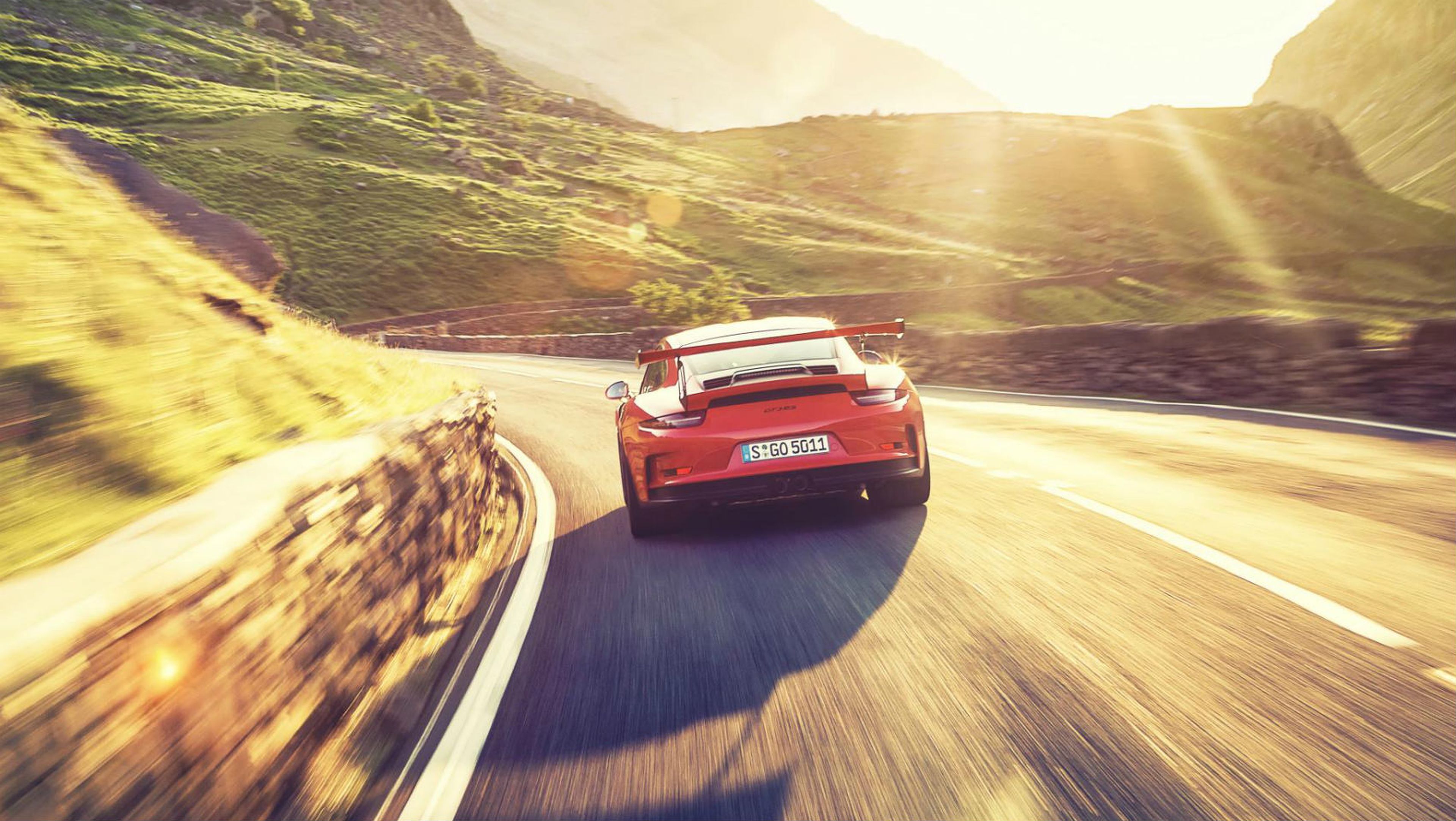 Porsche 911 GT3 RS trasera carretera