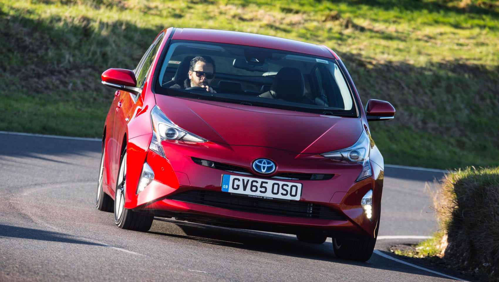 Toyota Prius 2016 Hypersonic Red apoyo dinámico Toyota Prius 2016 frontal