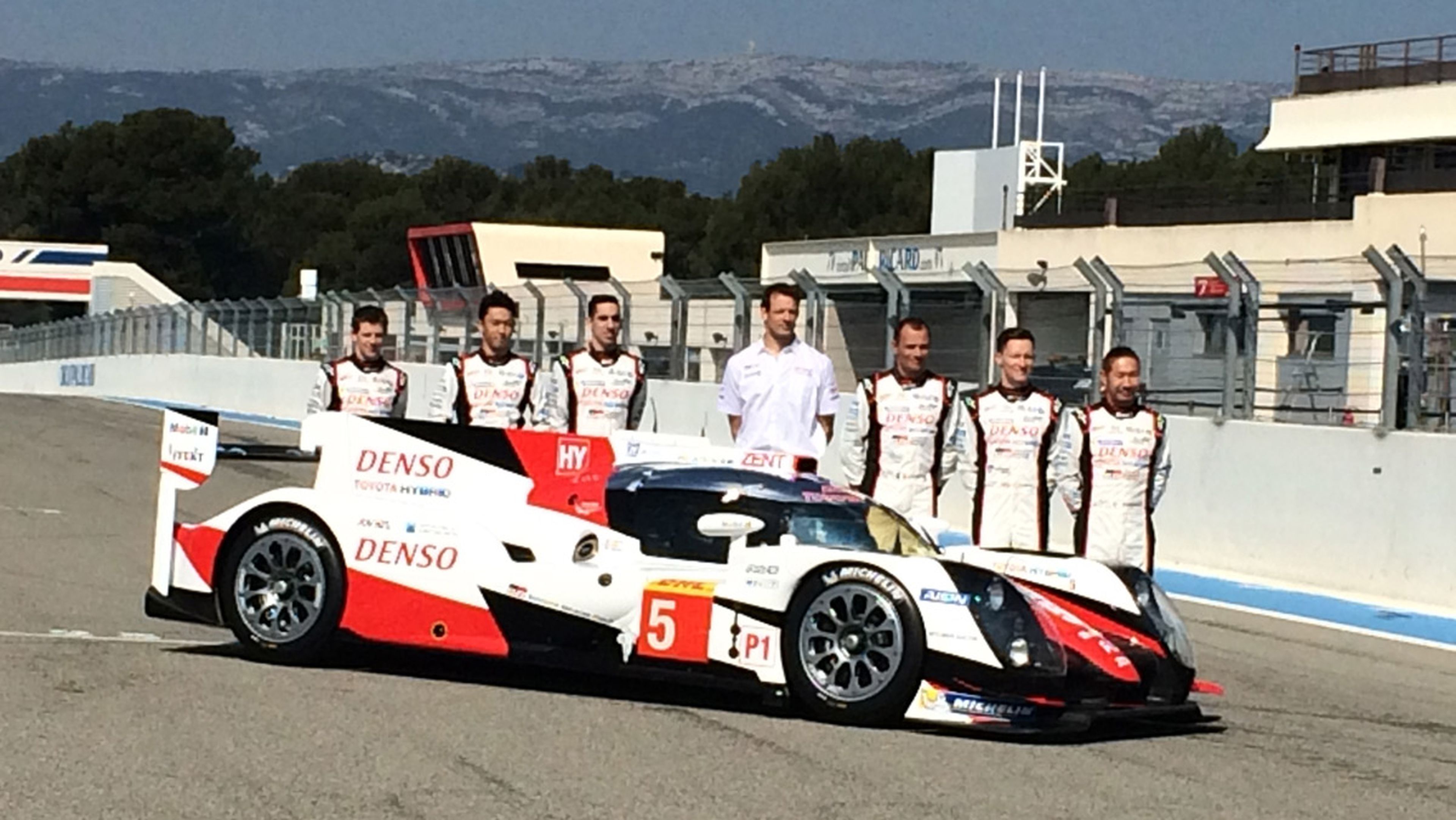 El equipo Toyota Gazoo Racing posa al completo tras su nuevo LMP1 híbrido. Quieren volver a ganar el certamen.