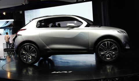 La altura al suelo permite una posición de conducción más elevada Fotos: Peugeot HR1: el urbano más futurista, en el Salón de París