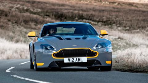 Aston Martin V12 Vantage, cambio dog leg Aston Martin V12 Vantage, cambio dog leg