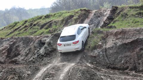 Maserati Levante off-road rampa Maserati Levante off-road subida rampa 4x4