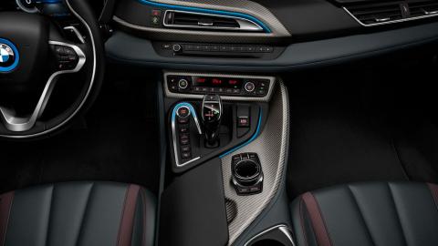 BMW i8 Celebration Edition salpicadero BMW i8 Celebration Edition interior costuras rojas carbono cuero negro