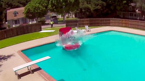 Ford Focus piscina accidente crash verano agua